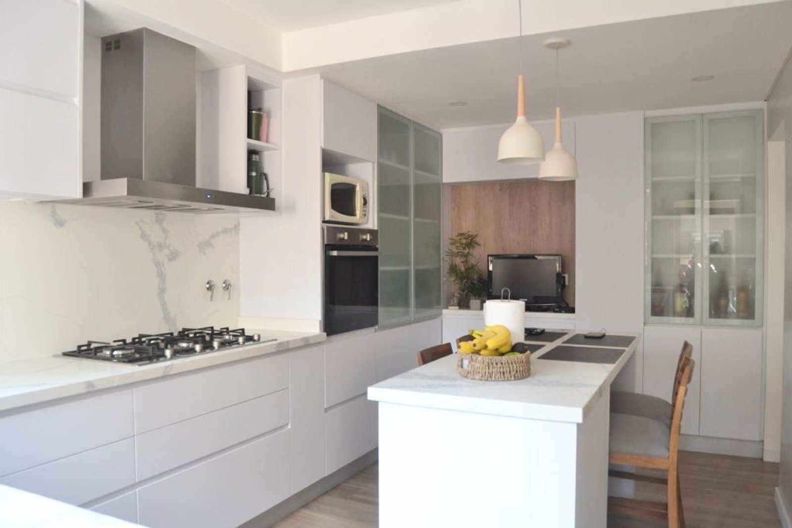Cozinha moderna escandinava com ilha branca e detalhes minimalistas — projeto DEPTO 15, por DIKKA Arquitecta, em Avellaneda