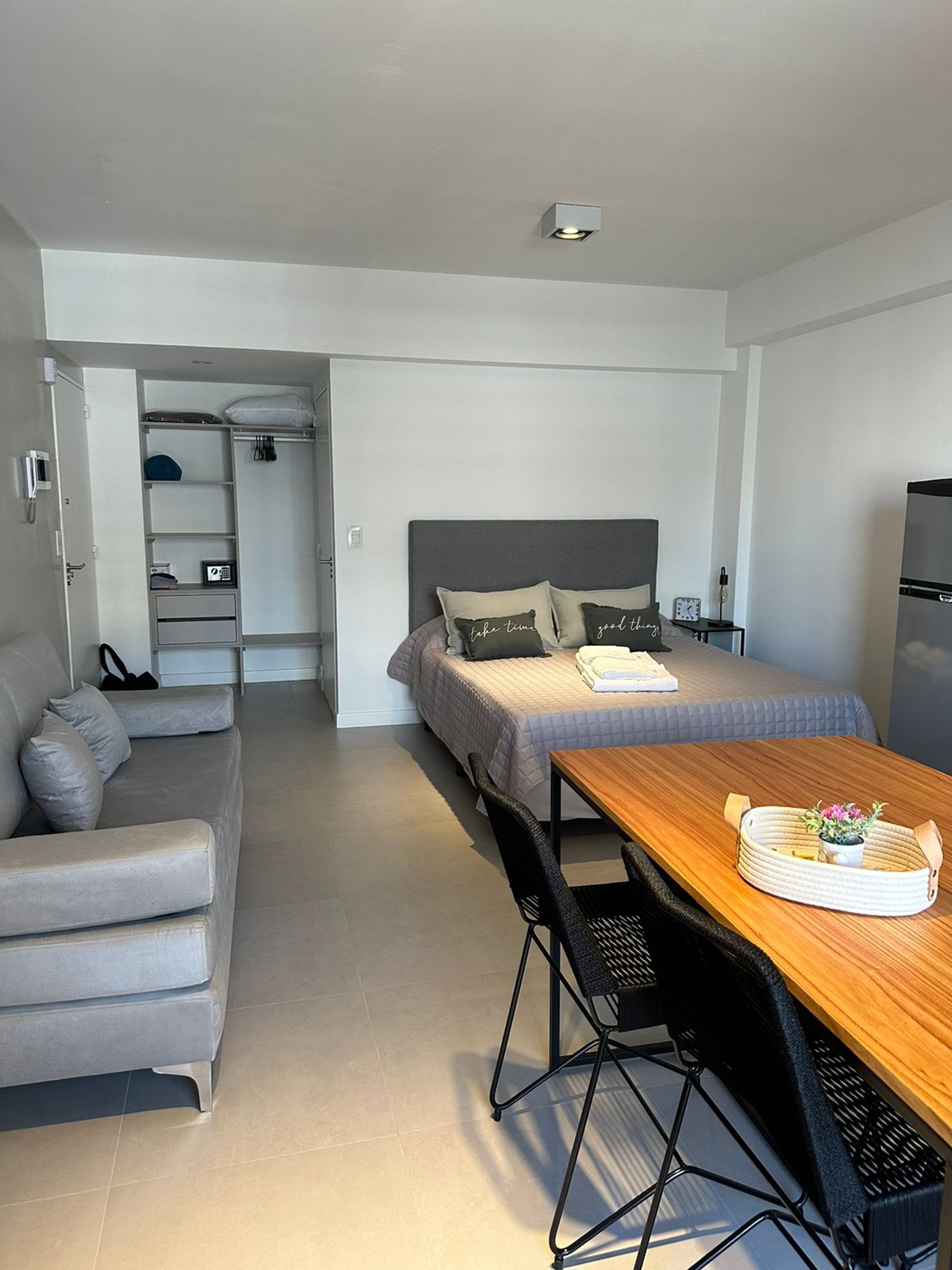 Monoambiente moderno con área de dormitorio y living integrados — proyecto Airbnb, por Estudio Hirsch, en Buenos Aires