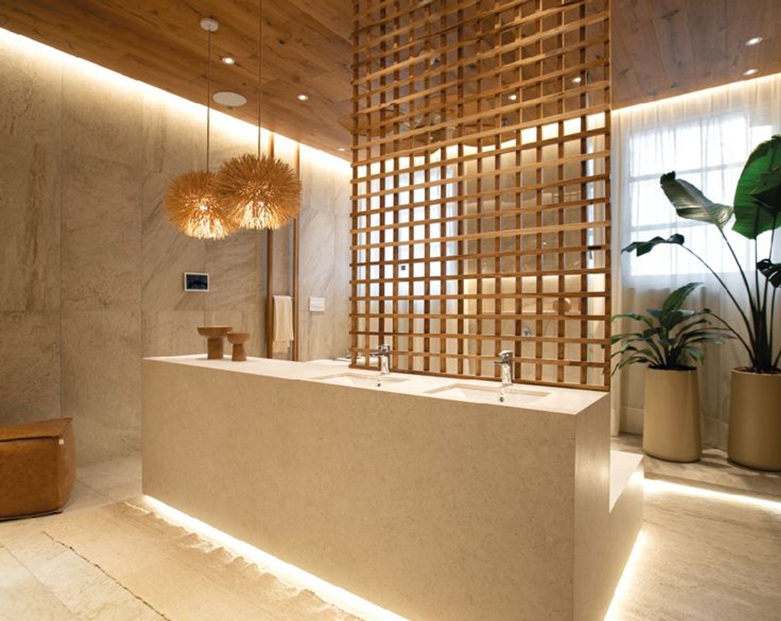 baño moderno con divisor de madera y luces colgantes — proyecto Casa Foa Parque de la Innovación, por Vite Porcellanato, en Buenos Aires