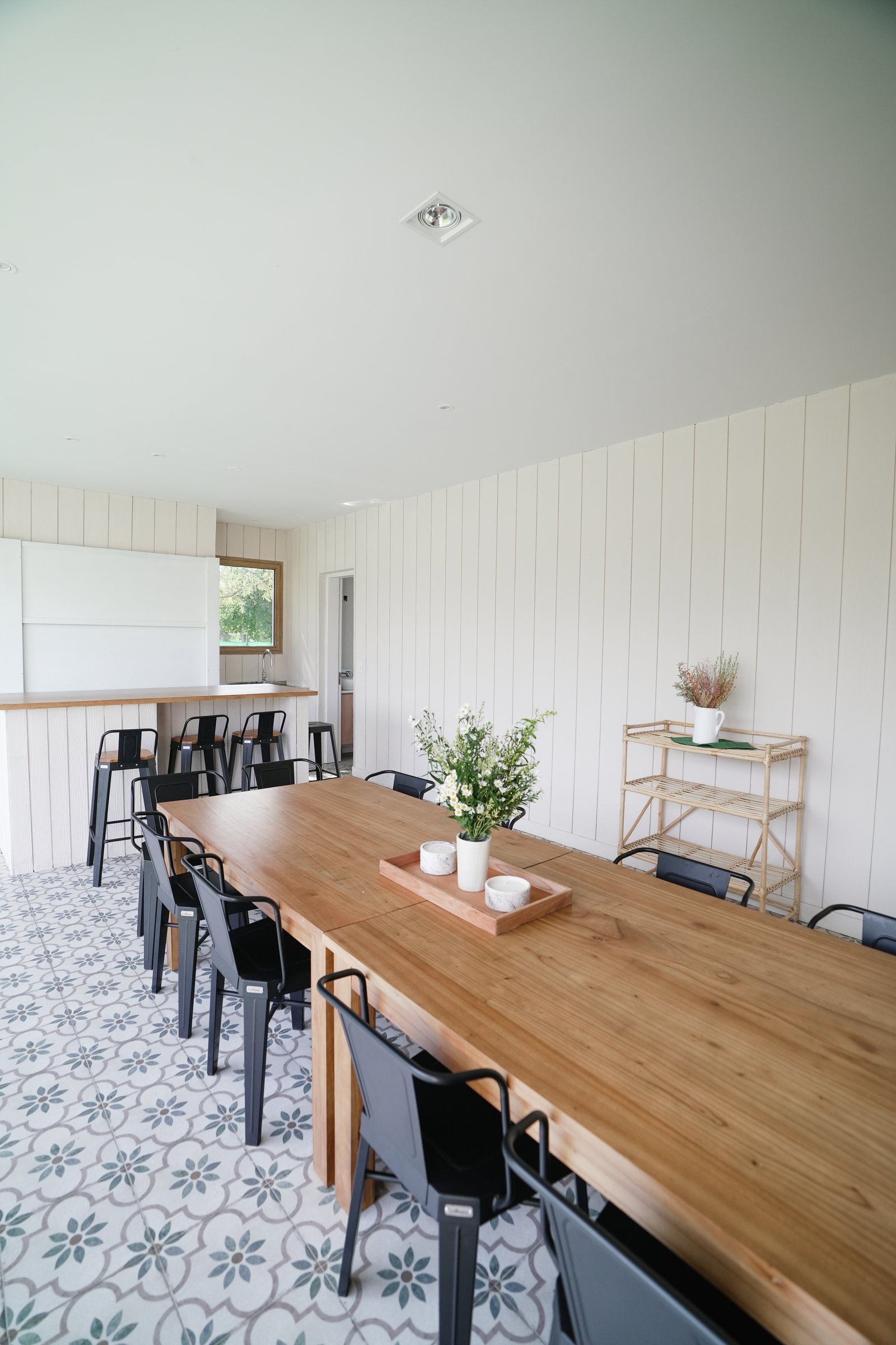 Comedor moderno escandinavo con detalles en madera y azulejos estampados — proyecto Galeria, por CASA1-TROMEN, en Bella Vista