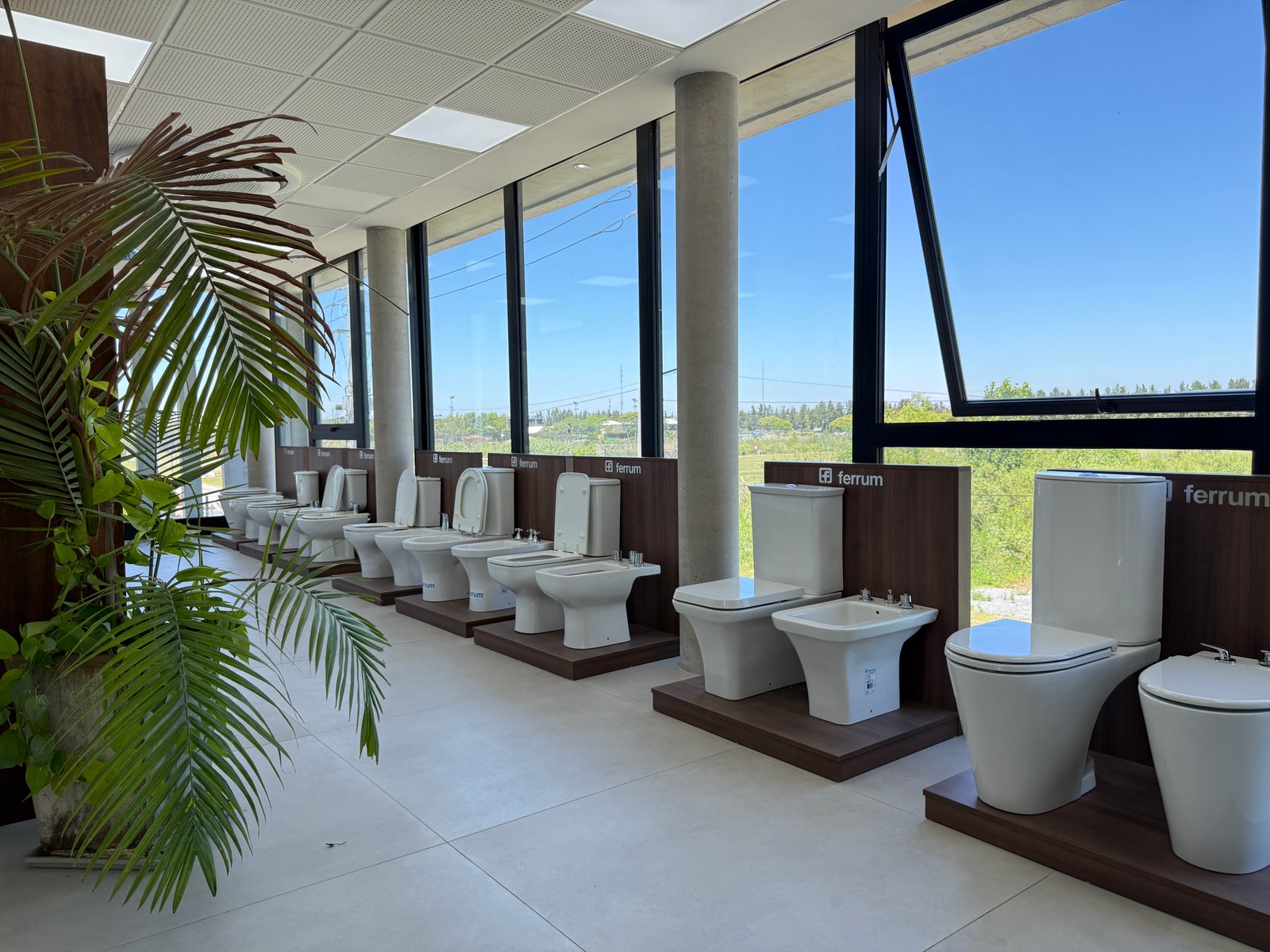 sala de exposición de baños modernos con sanitarios blancos — proyecto Showroom, por GAP HAUS, en Calle Austria Nte. 2450