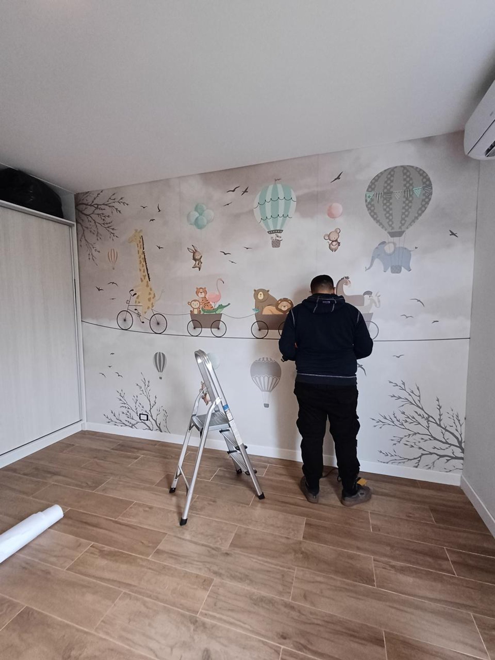habitación con mural infantil y escalera — proyecto Animalitos en equilibrio, por Picma Empapelados, Murales, Esmerilados, Prints ,Papeles, en Canning