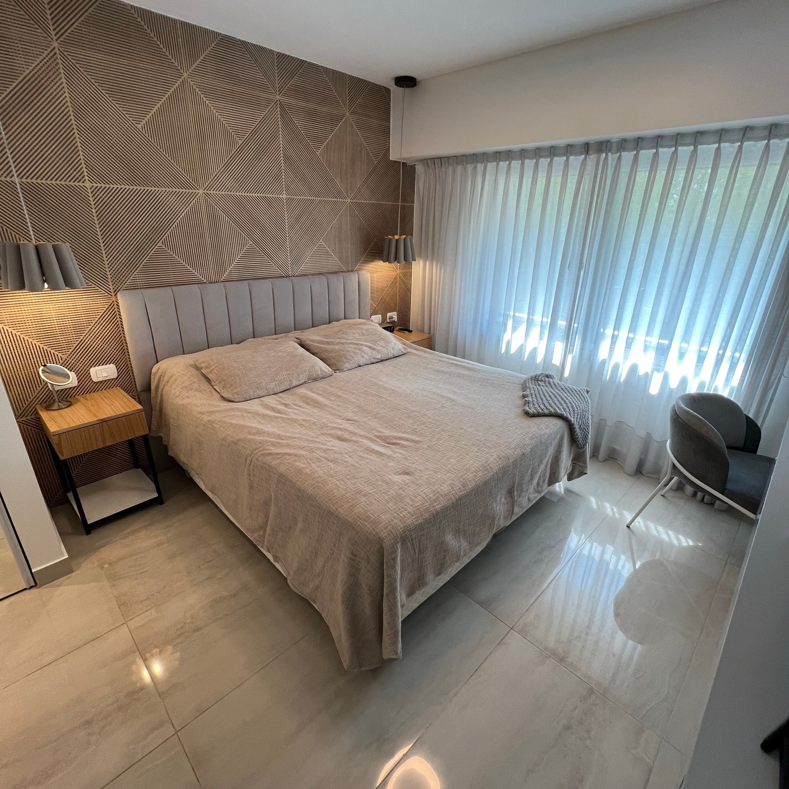 Dormitorio moderno con paneles de madera y cortinas amplias — proyecto Basualdo II, por MDBK Arquitectura, en Liniers