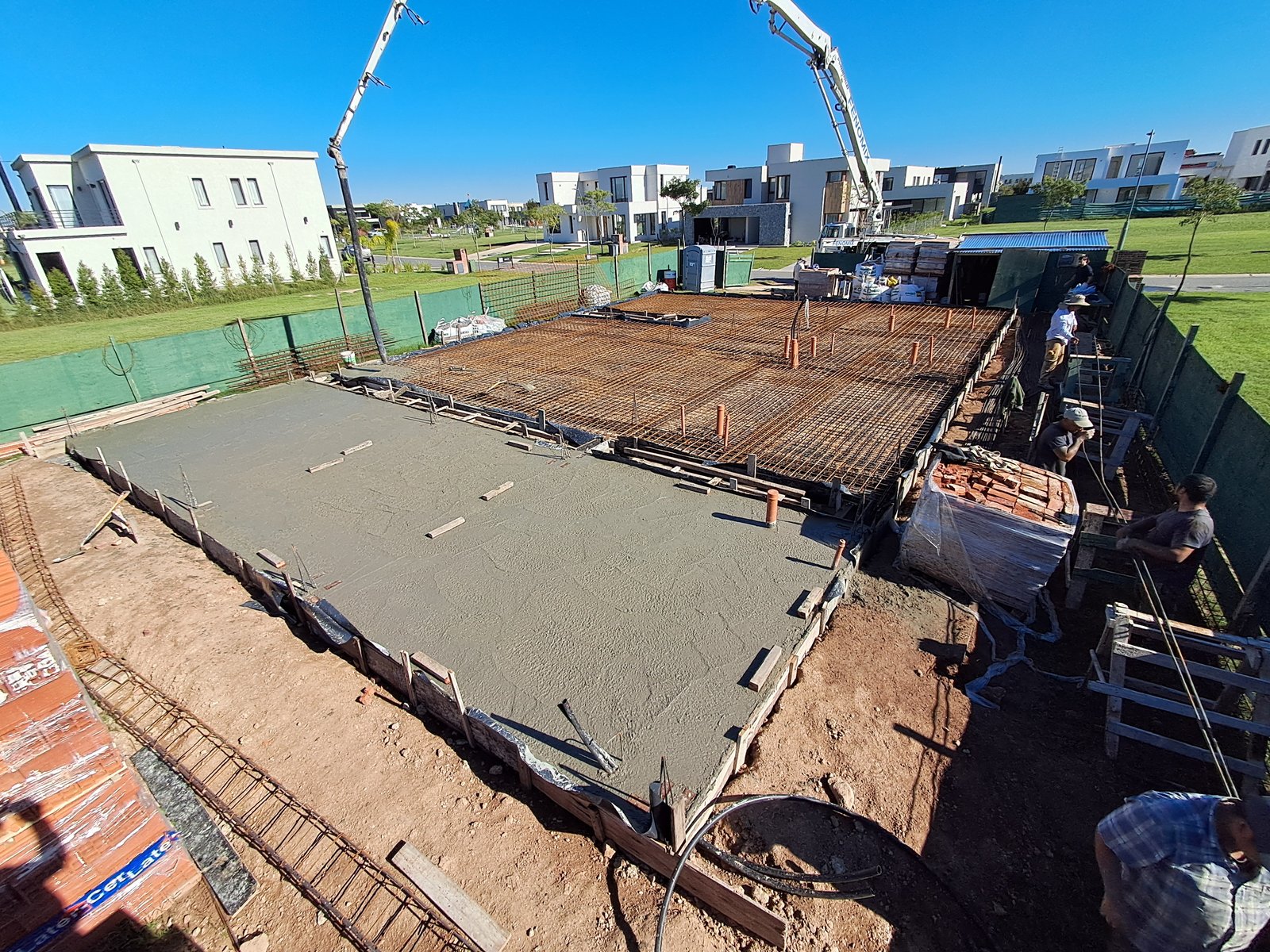 Construcción de piscina con hormigón fresco y grúa — proyecto RIBERAS  332, por IRALA CONSTRUCCIONES, en Belén de Escobar