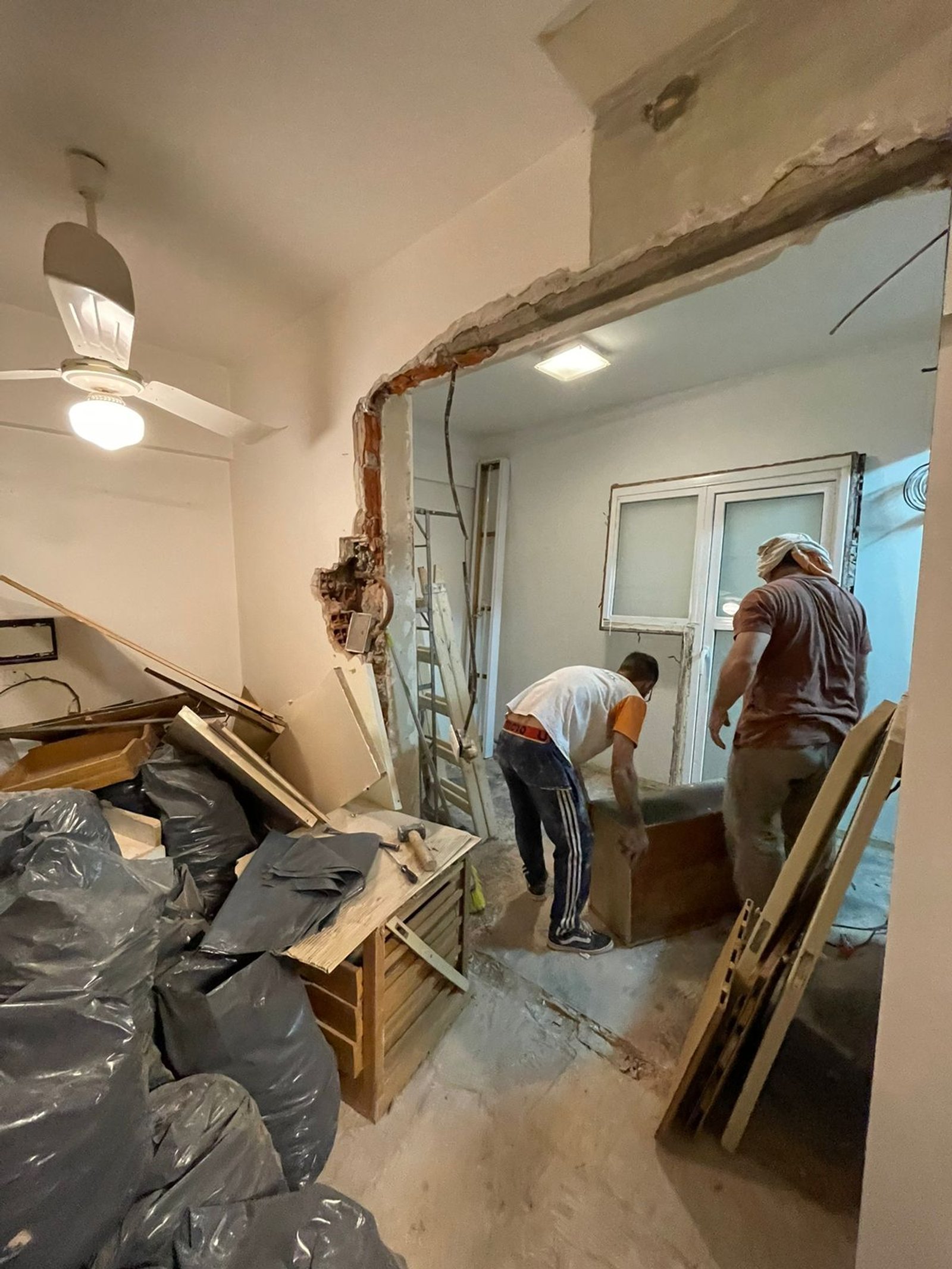 obra en departamento con materiales de construccion y bolsas — proyecto Kennedy , por Estudio NET Arquitectura , en John Fitzgerald Kennedy