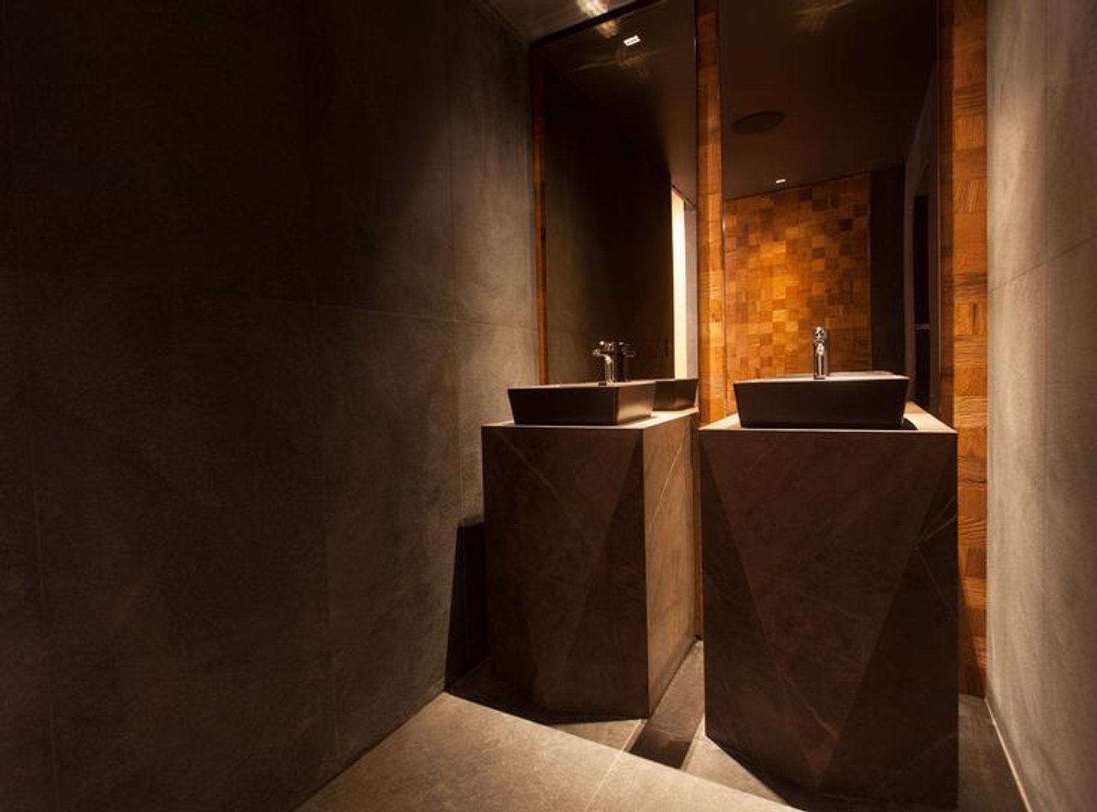Baño moderno con dos vanitorys, paredes de microcemento y pedestales de piedra — proyecto Casa Foa Distrito Elcano 2021, por Vite Porcellanato, en Buenos Aires