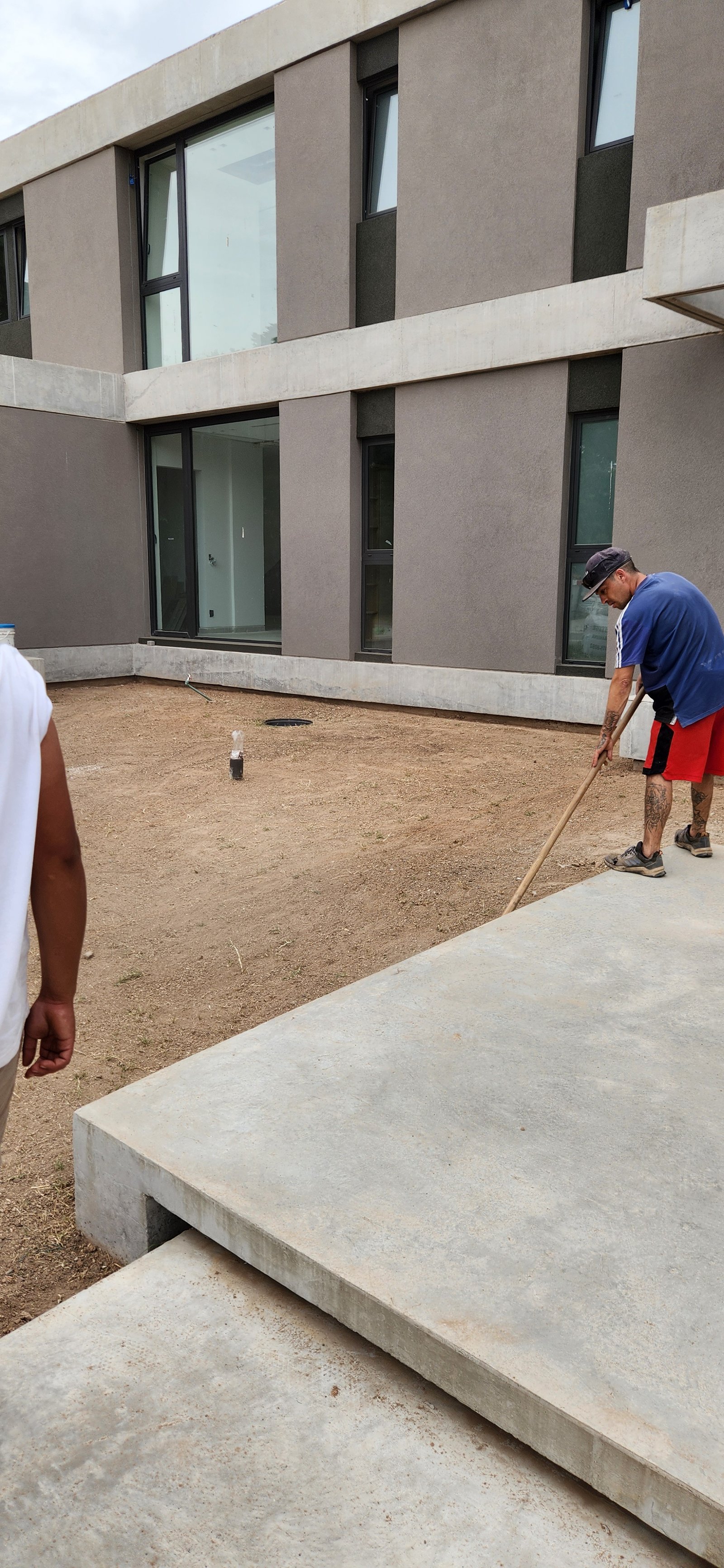 construção externa de casa moderna com concreto e vidro — projeto Casa CAD, por Estudio Rifahi, em Moreno
