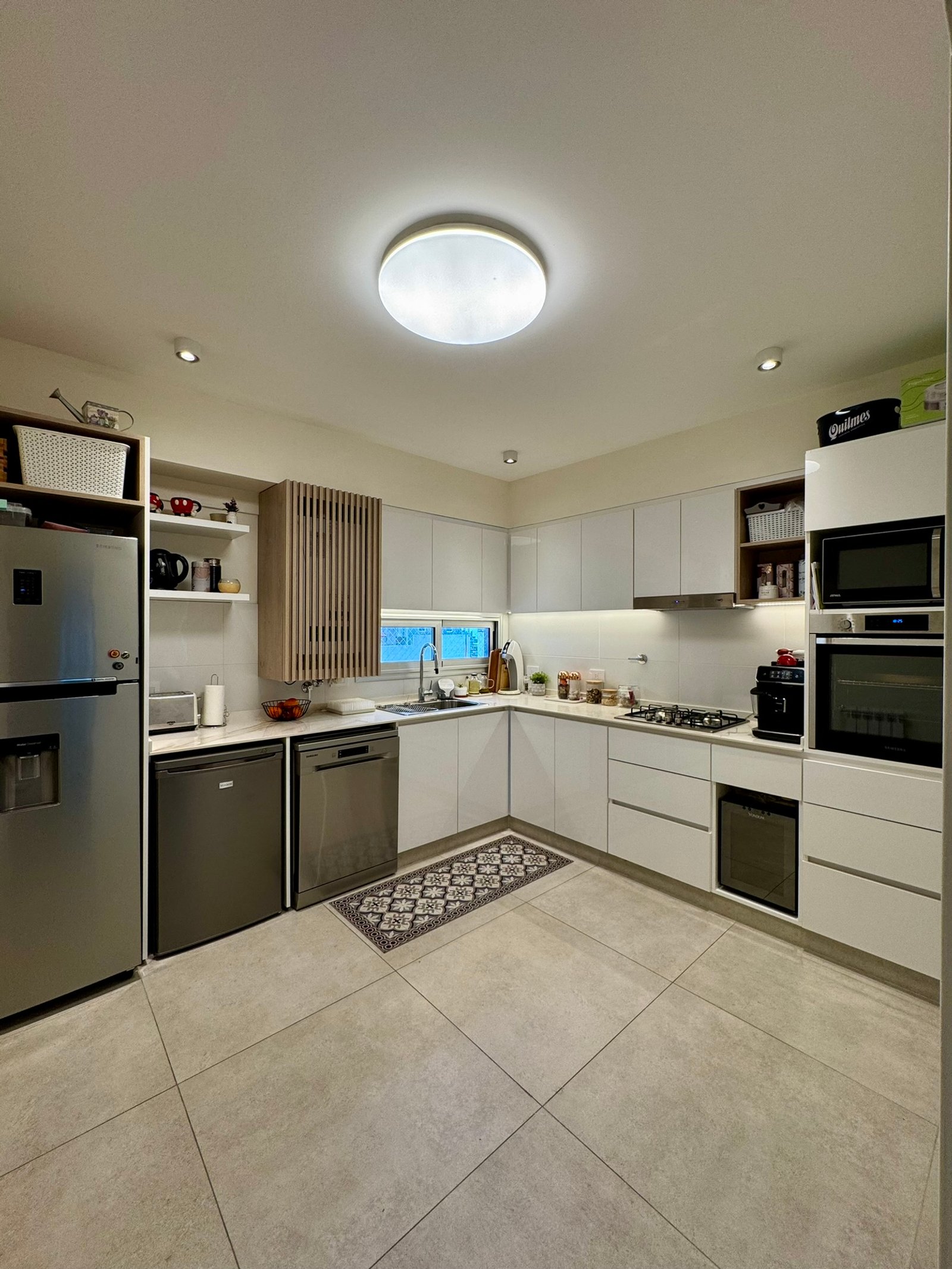 Cocina moderna escandinava con muebles blancos y suelo beige — proyecto Corrientes I, por MDBK Arquitectura, en Villa Crespo