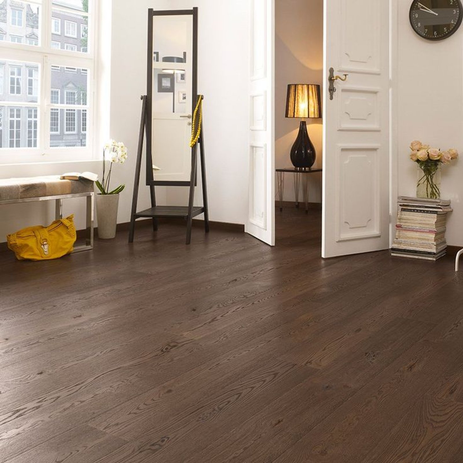 pasillo moderno con espejo grande y detalles en madera — proyecto Pisos Vinílicos, por The Flooring Company