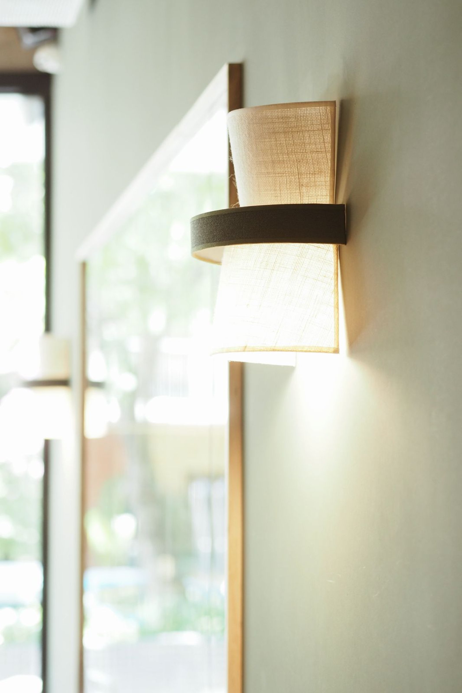 Aplique de pared moderno con pantalla de tela y madera — proyecto FOMO CAFÉ, por APATHEIA, en Vicente López