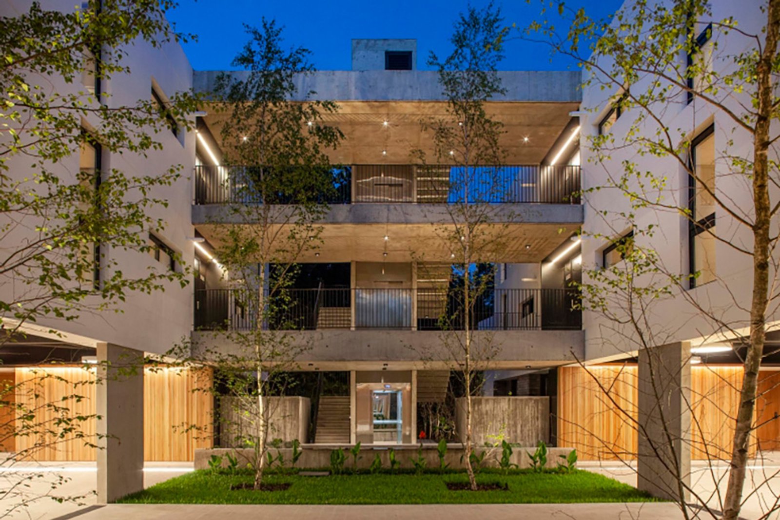 fachada moderna con madera y hormigón — proyecto Alvear AV, por MUCHTEK, en La Plata