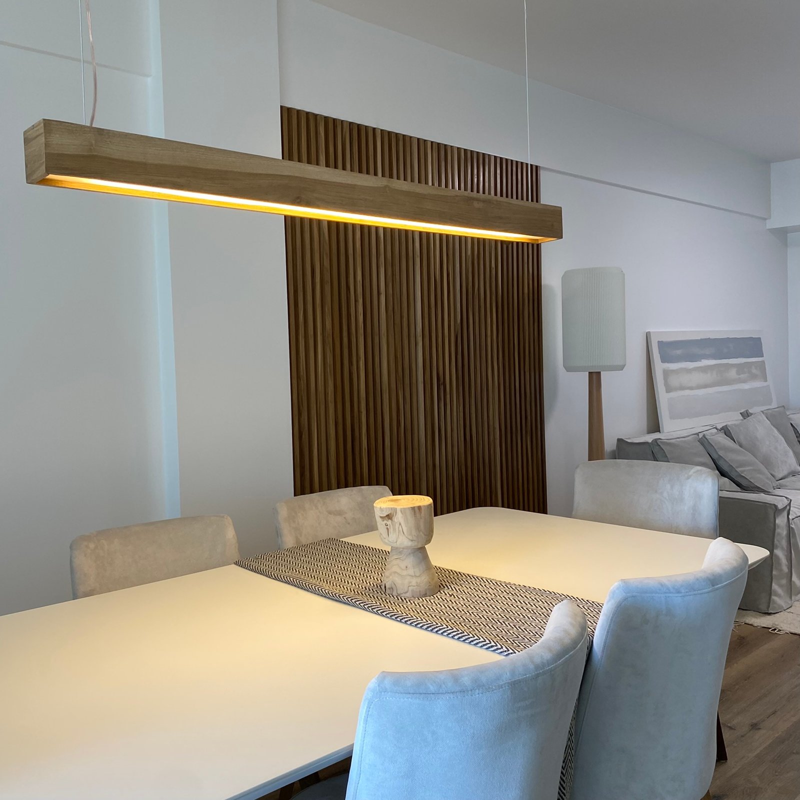 Comedor moderno con mesa, sillas y lámpara colgante de madera — proyecto Burela, por MDBK Arquitectura, en Villa Urquiza