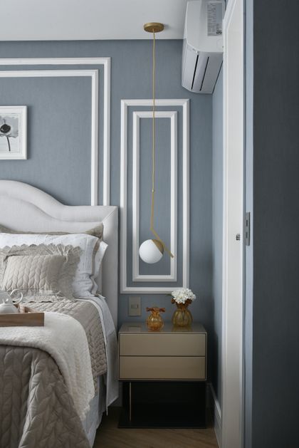 Dormitorio moderno con pared gris, marcos geométricos blancos y lámpara colgante — proyecto Apartamento DE, por Giovana Ciacco, en Guarulhos