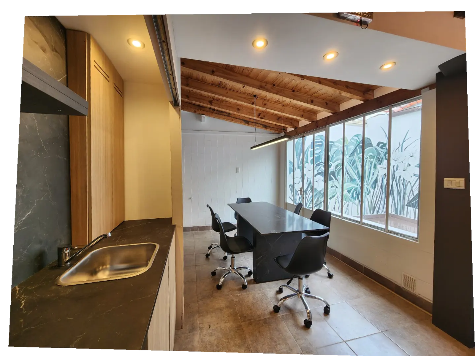 Oficina moderna con cocina integrada y techo de madera — proyecto Taller Pachamama, por Luciana González Anderson, en Salta
