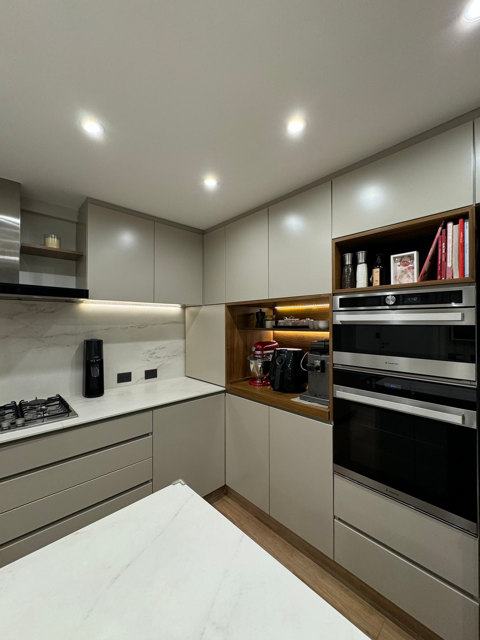 Cozinha moderna com armários bege e eletrodomésticos embutidos — projeto Las Heras, por MDBK Arquitectura, em Palermo