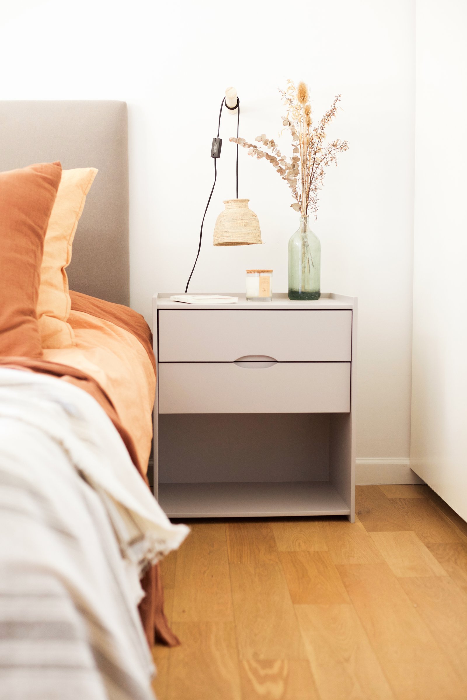 Mesita de noche moderna con lámpara colgante y cama — proyecto nuñez, por LACROZE DESIGN STUDIO, en Núñez