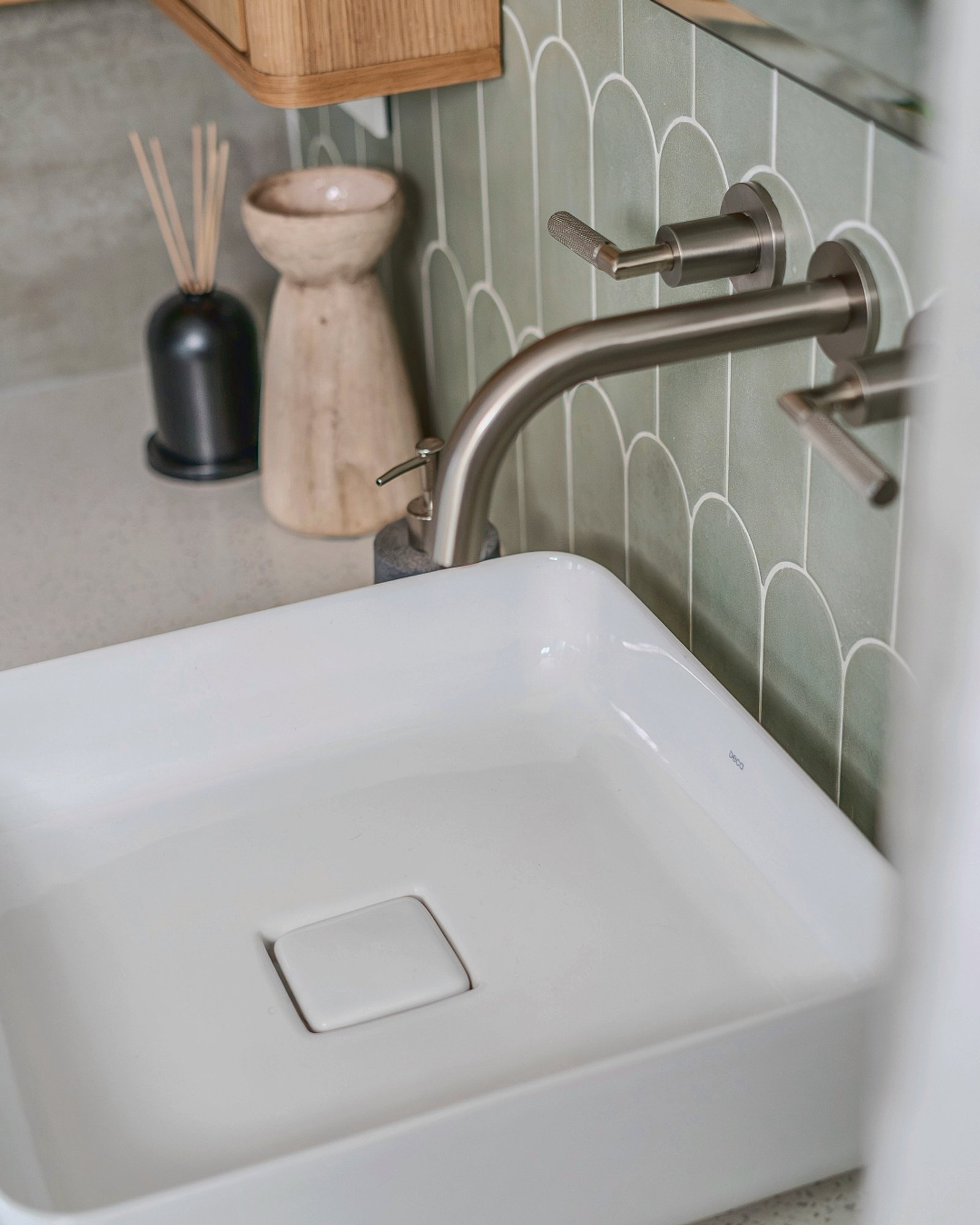 Baño moderno con bacha de loza blanca y grifería de pared — proyecto Quesada, por Blue Rabbit Design, en Núñez