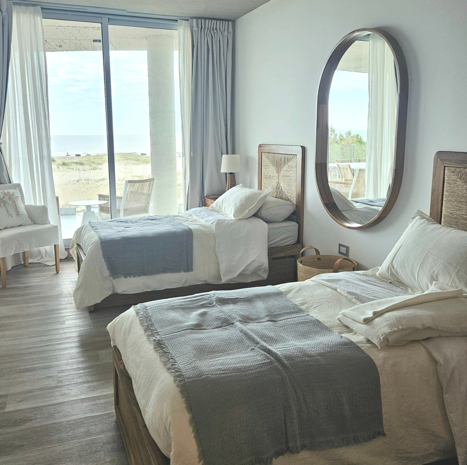 Dormitorio moderno con vista al mar y cortinas blancas amplias — proyecto North Beach, por reginahallba5284, en Provincia de Buenos Aires