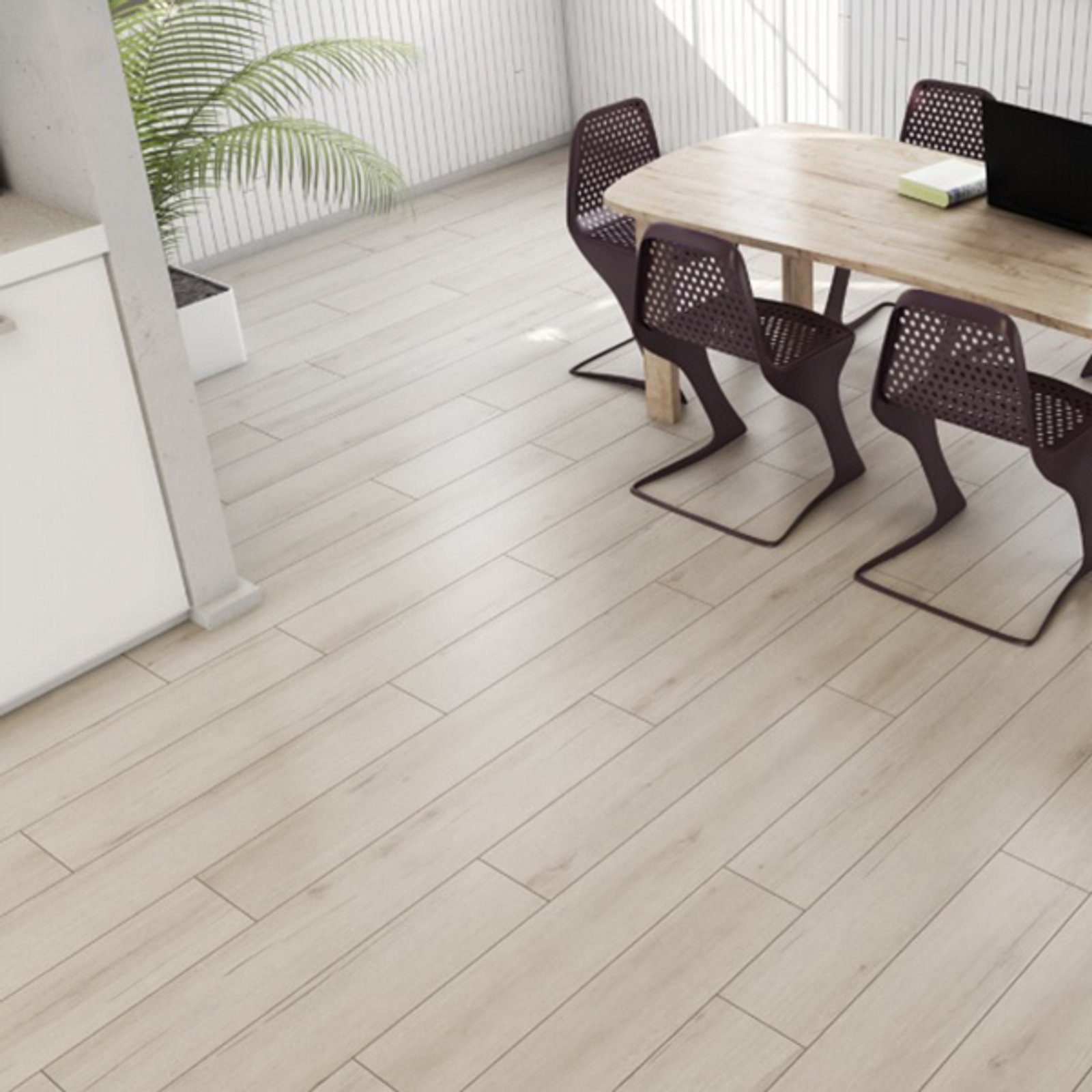 Sala de jantar moderna com piso de madeira clara e cadeiras escuras — projeto Pisos Flotantes, por The Flooring Company