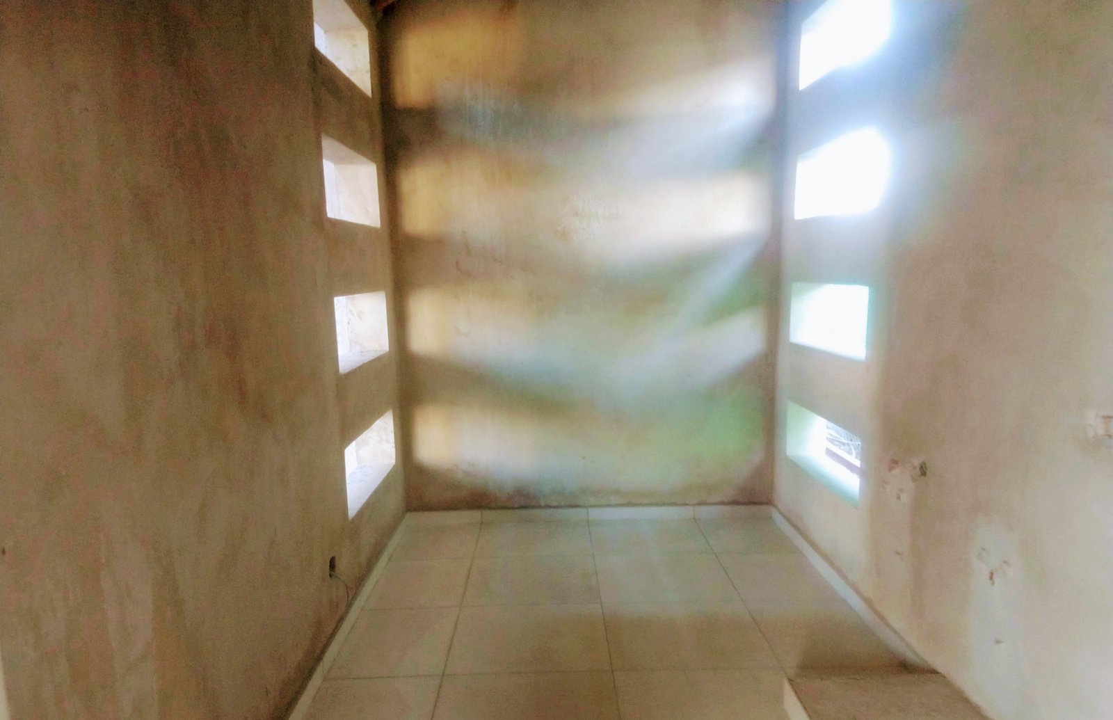 espacio interior en obra con luz natural — proyecto Proyecto E-E, por TERROC, en Maipú