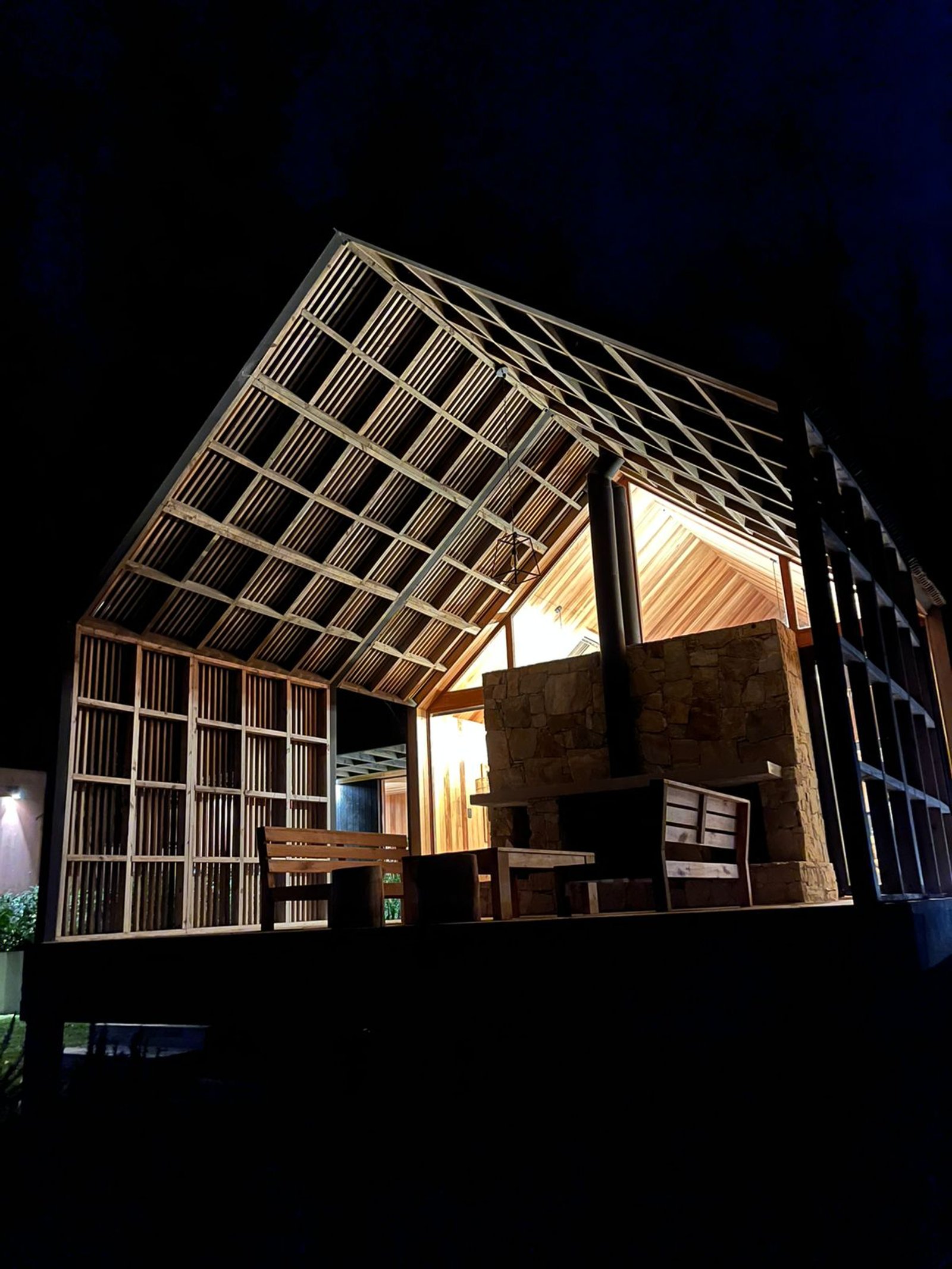 espaço gourmet moderno com teto de madeira e área de estar externa noturna — projeto M3, por Wompa, em 20000 El Tesoro