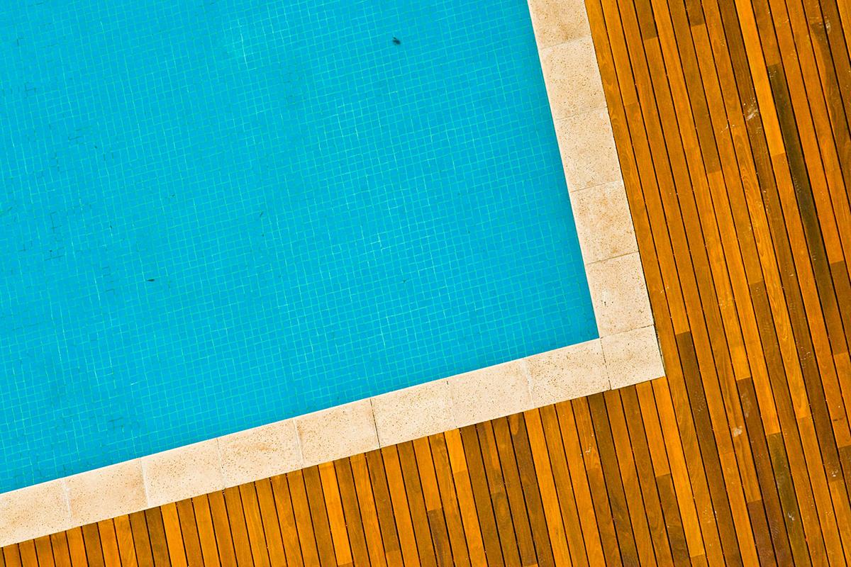 Piscina e deck de madeira, vista aérea — projeto Arquitectura, por Geo Estudio, em Buenos Aires