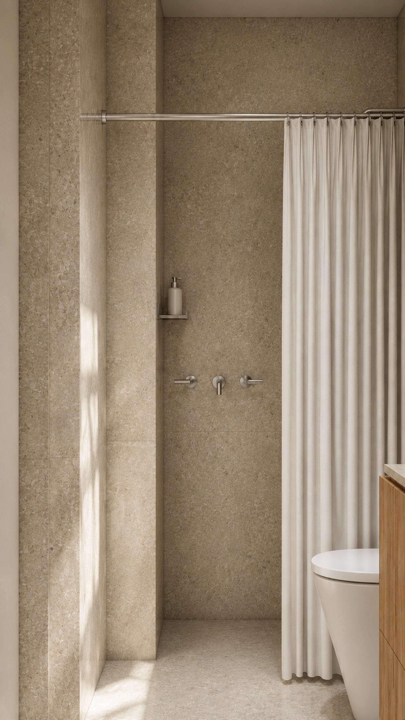 baño moderno con paredes de piedra texturizada y cortina de ducha — proyecto Reforma departamento minimalista , por Mela Deco Design, en Buenos Aires
