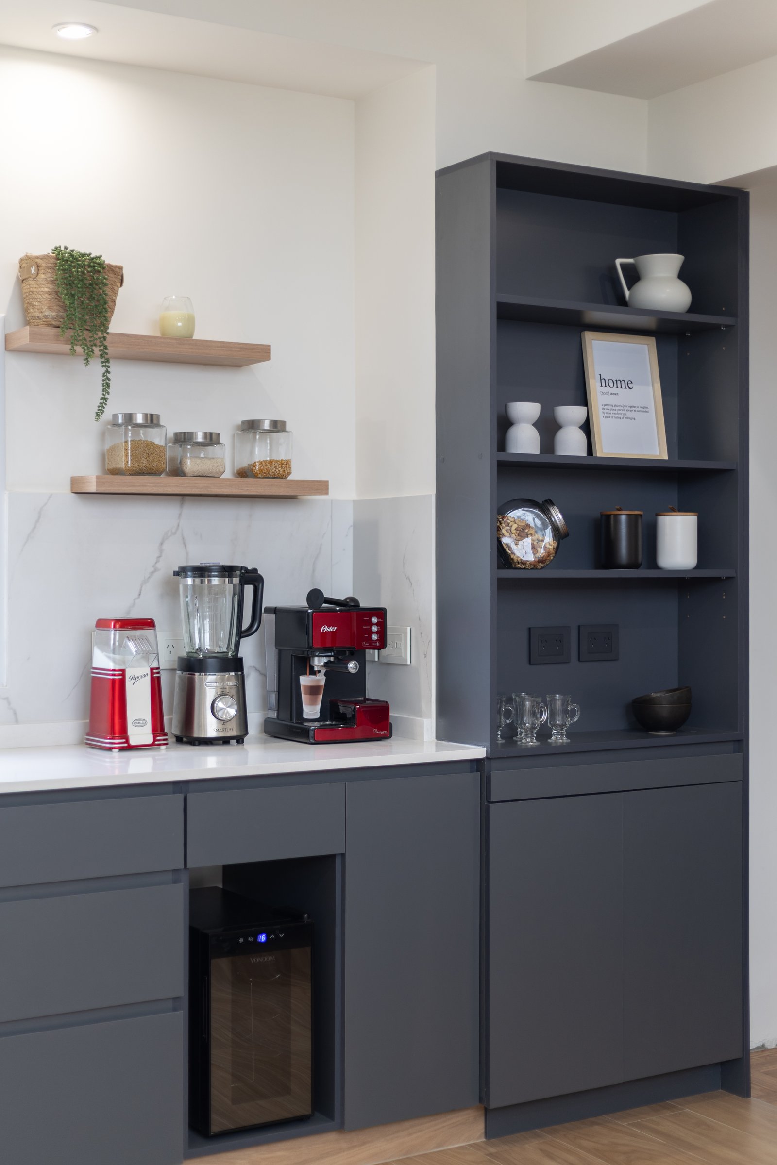 Cocina moderna con muebles grises y electrodomésticos coloridos — proyecto Boedo, por Martina Kleinert, en Boedo