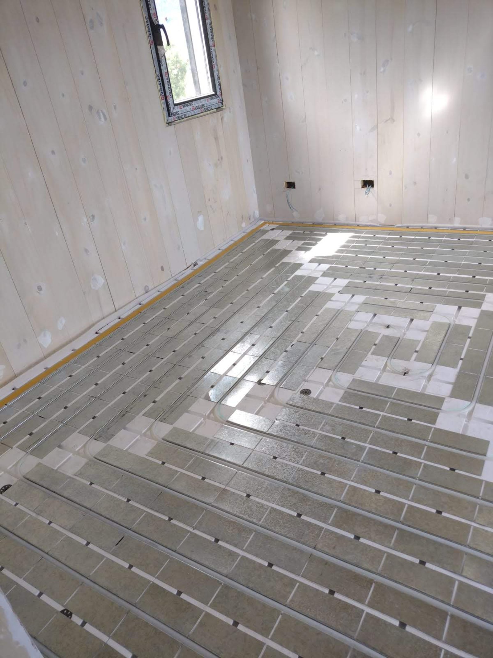 habitación en construcción con suelo radiante visible — proyecto Vivienda Lago Lolog, por TROKEN, en Neuquén