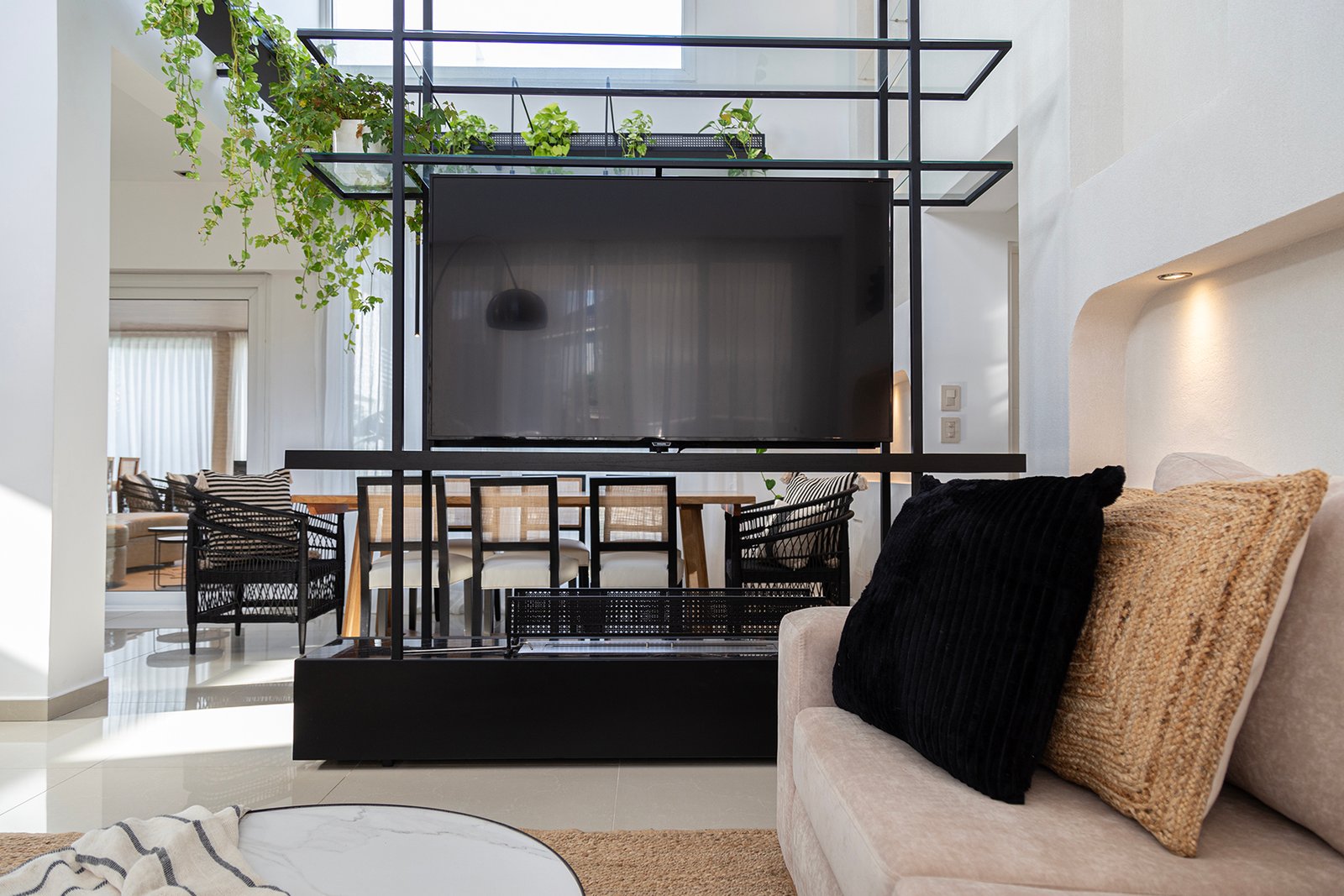 Living moderno con estanterías y chimenea integradas — proyecto Casa Canning, por Gaby Alfonso, en Canning