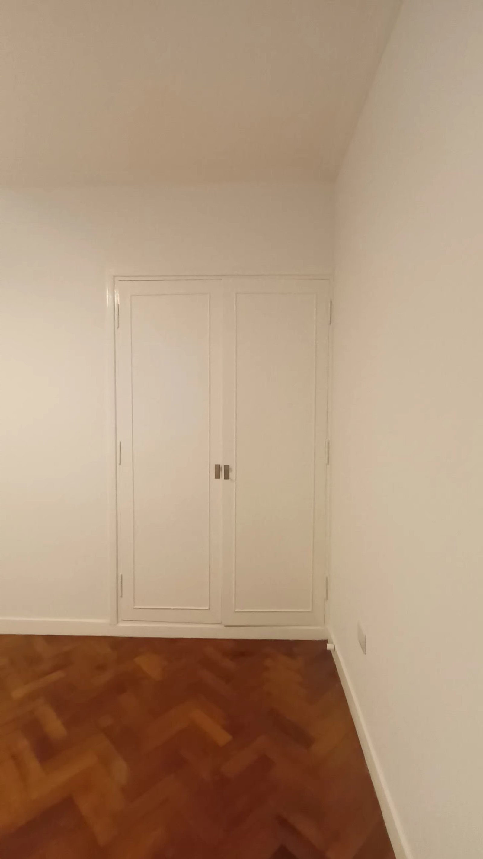 corredor com portas duplas e piso de madeira — projeto Paraguay I, por Estudio Babilonia, em Buenos Aires