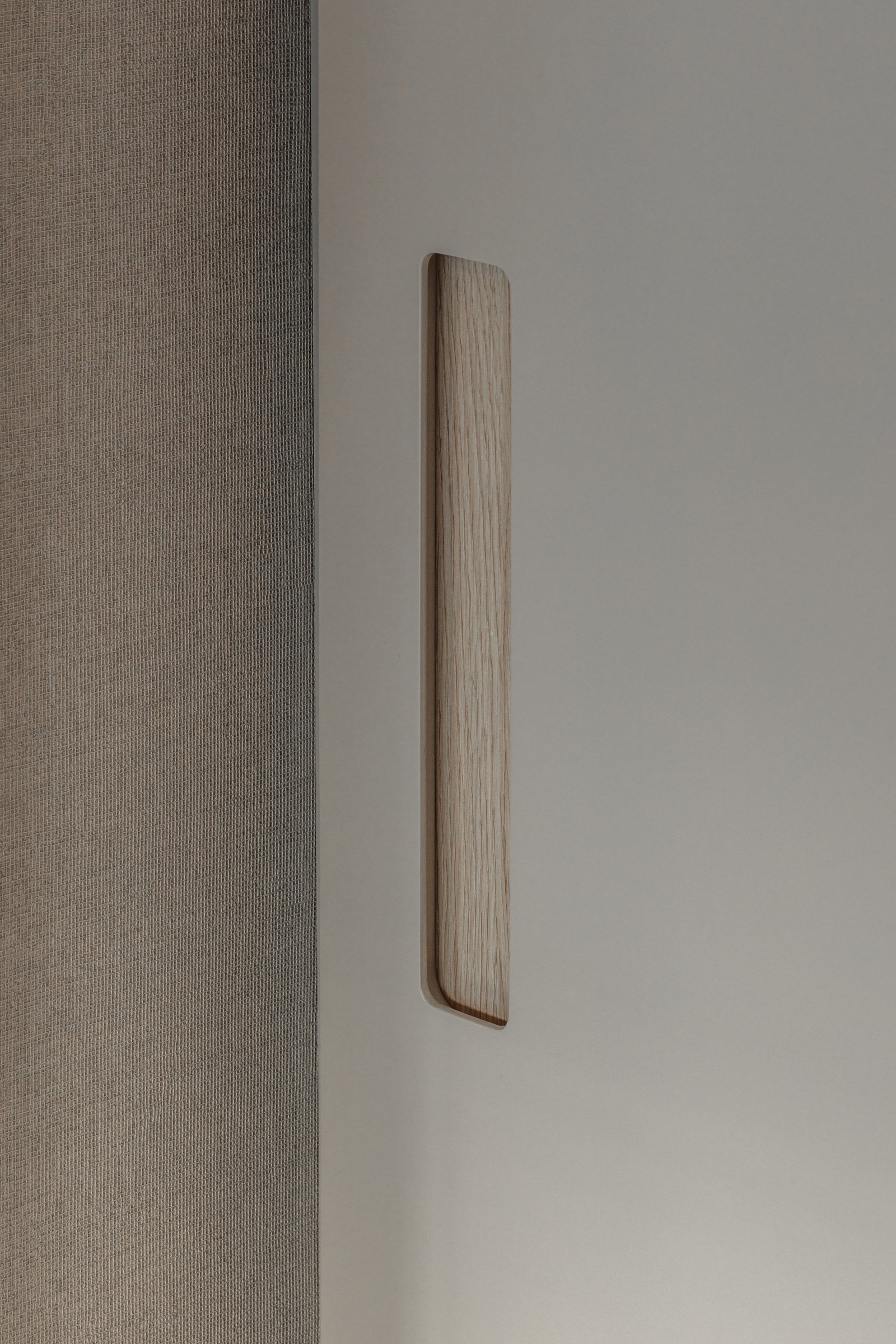 tirador vertical de madera sobre pared texturada — proyecto Eslovenia | Pied-à-terre | Lucia Quinteros, por Ren Studio, en Cdad. Autónoma de Buenos Aires
