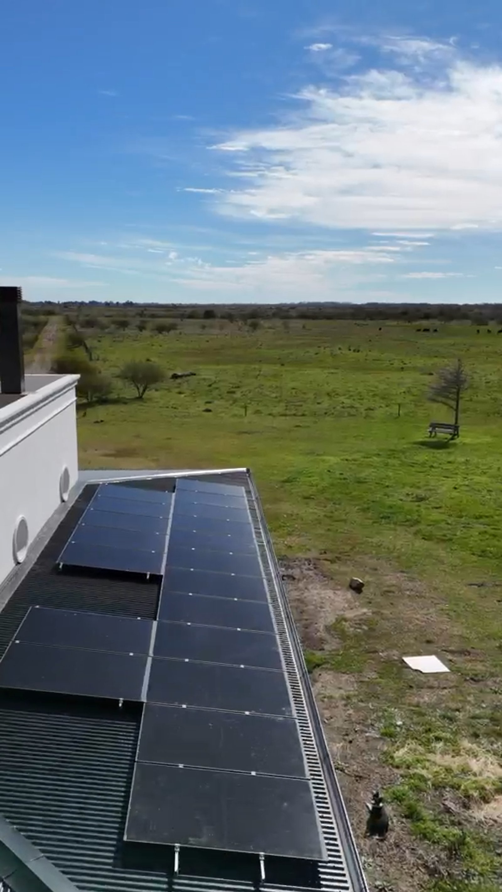 Techo moderno con paneles solares y paisaje rural — proyecto Estrella del Este, por efergía, en La Plata