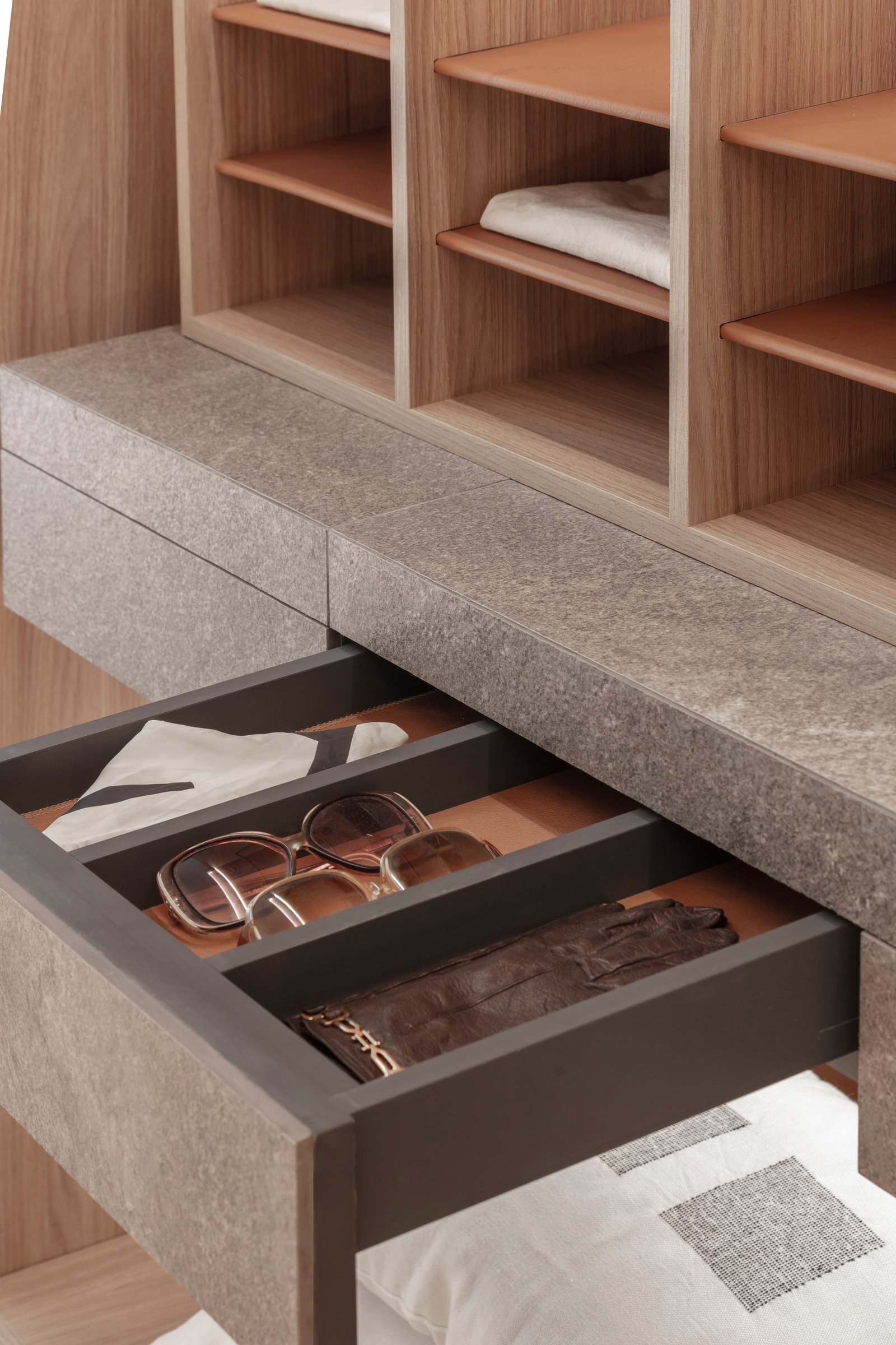 Interior de vestidor moderno con almacenamiento integrado y superficies de madera y piedra — proyecto Casa Foa 2024 | Ritual de bienestar | Wellness ritual | Lucia Quinteros, por R