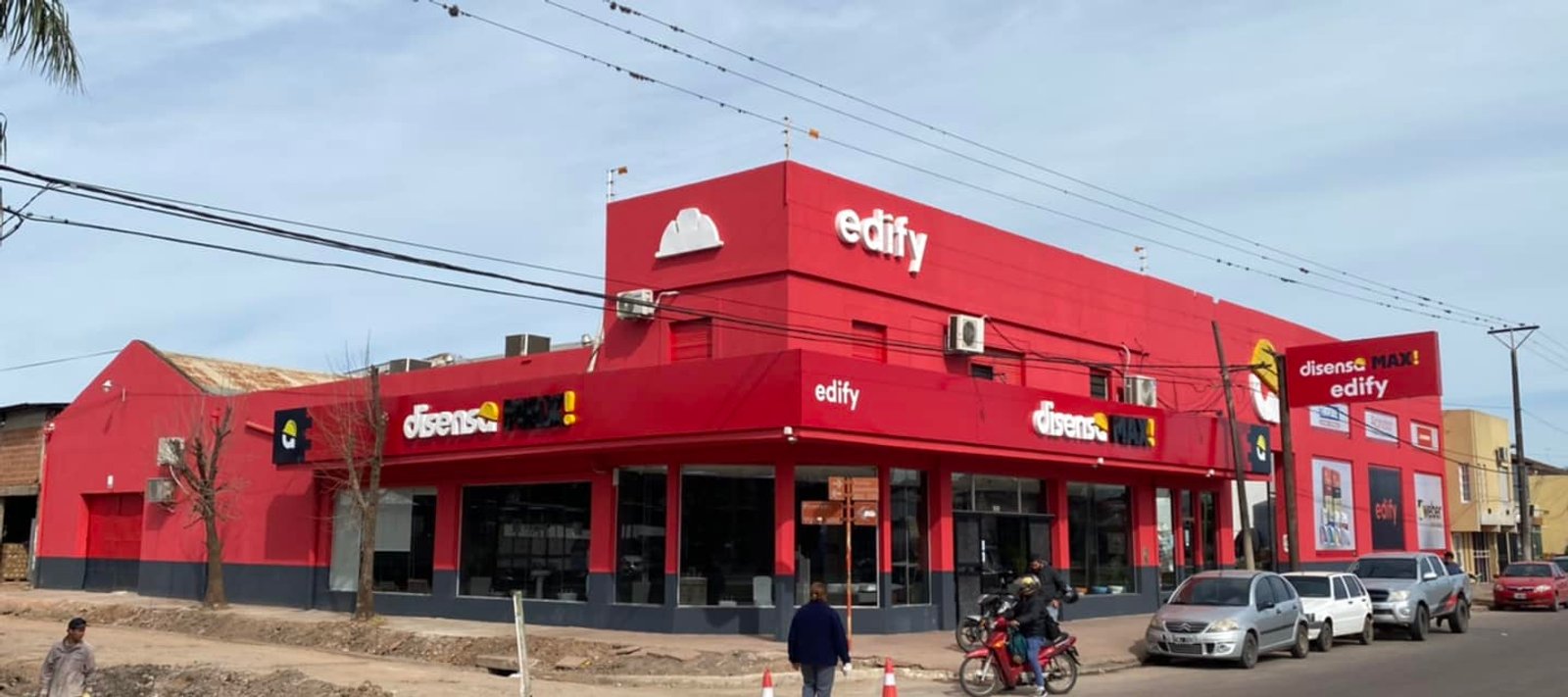 Fachada vermelha brilhante de loja comercial — projeto Edify Casa central. Local de venta de materiales de Construccion., por Arquitecto Gustavo Maidana, em Corrientes