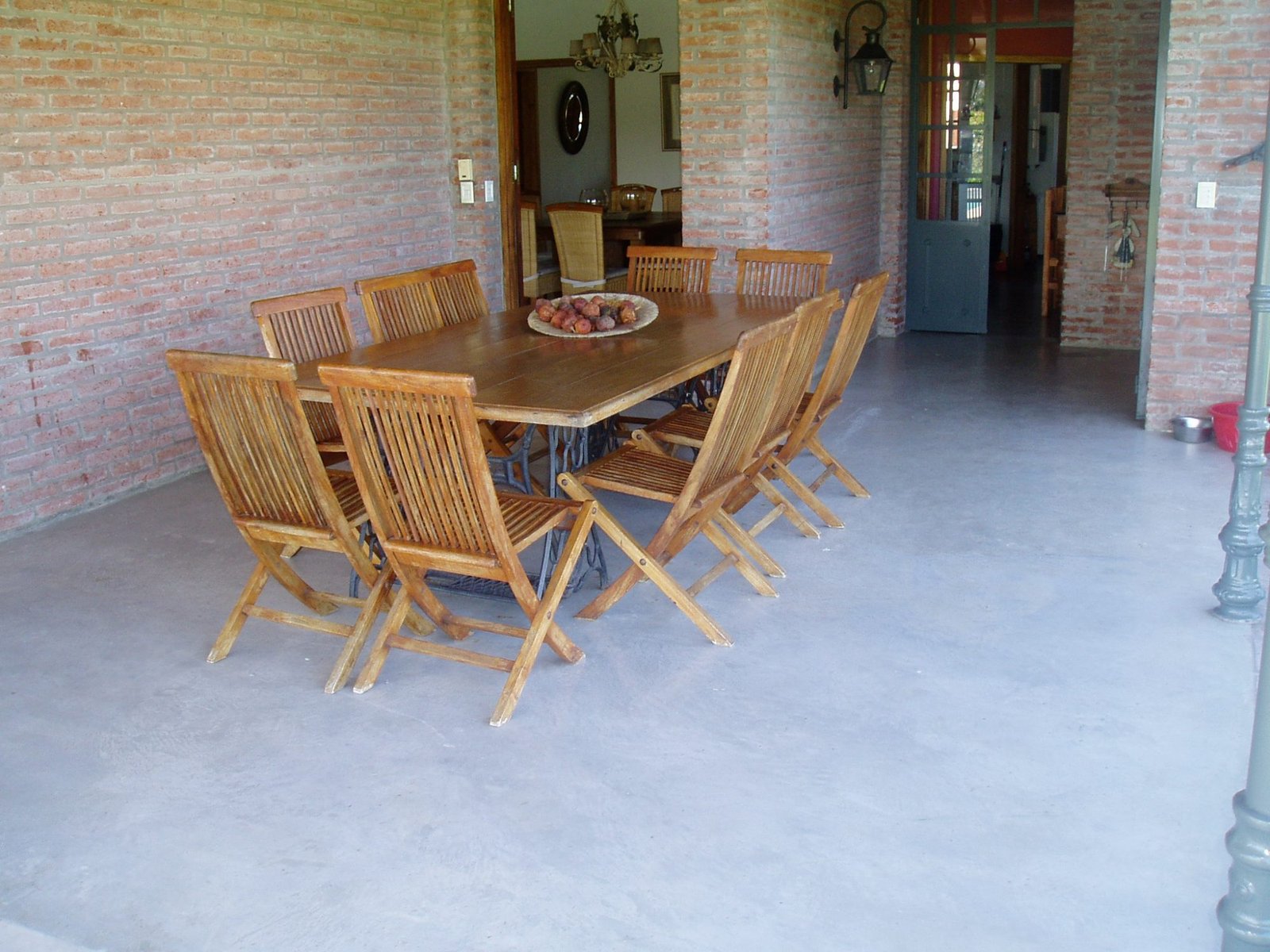 comedor exterior con mesa y sillas de madera — proyecto Casas Santa Maria, por PROTEX, en B1648 Tigre
