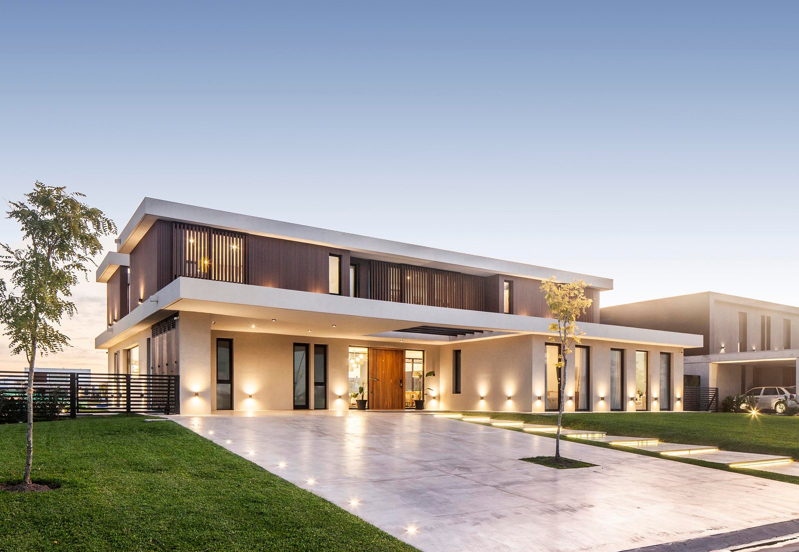 Fachada moderna de dois andares com linhas geométricas — projeto CASA C313, por A'PRIMA - Arquitectura Sustentable, em Provincia de Buenos Aires