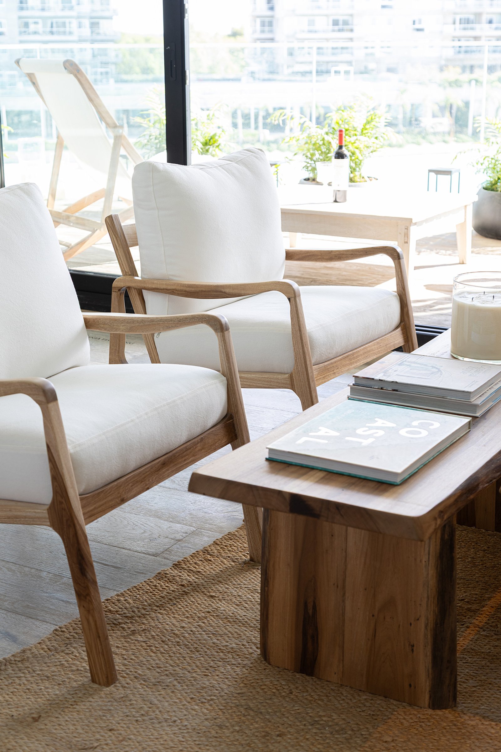 Sala minimalista con sillones blancos y mesa de madera natural — proyecto Ivan Nahas, por Gaby Alfonso, en B1648 Tigre