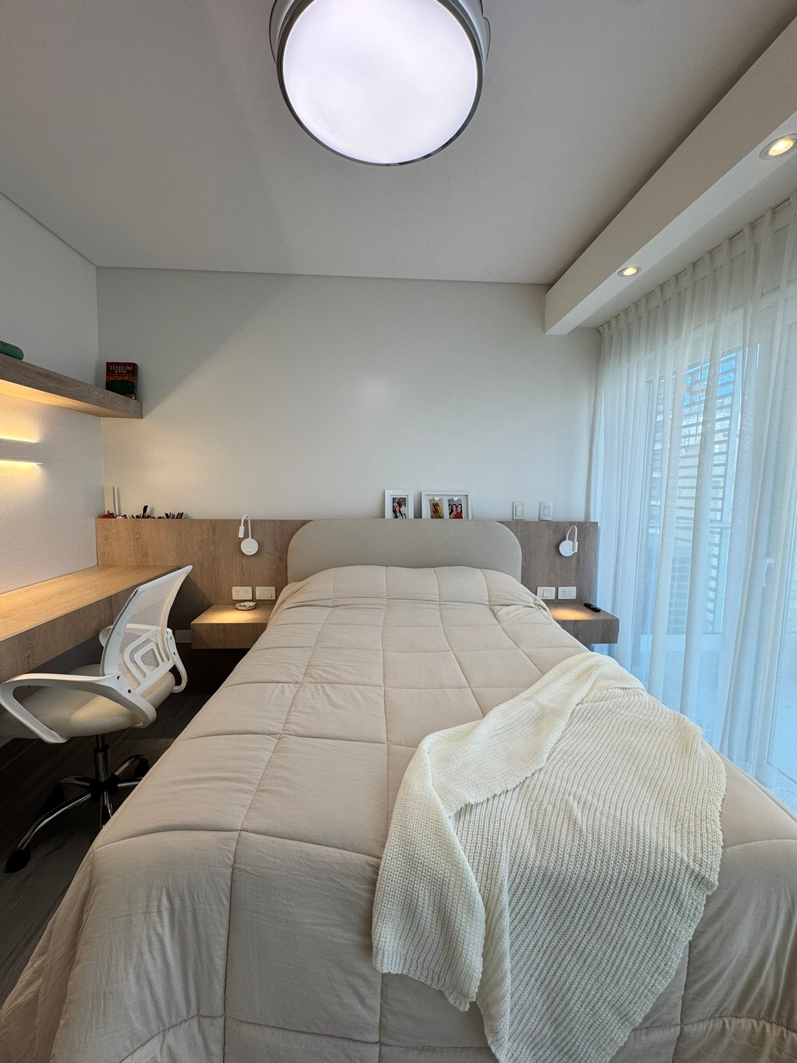 Quarto moderno com escrivaninha flutuante e cama grande — projeto Cerviño, por MDBK Arquitectura, em Palermo