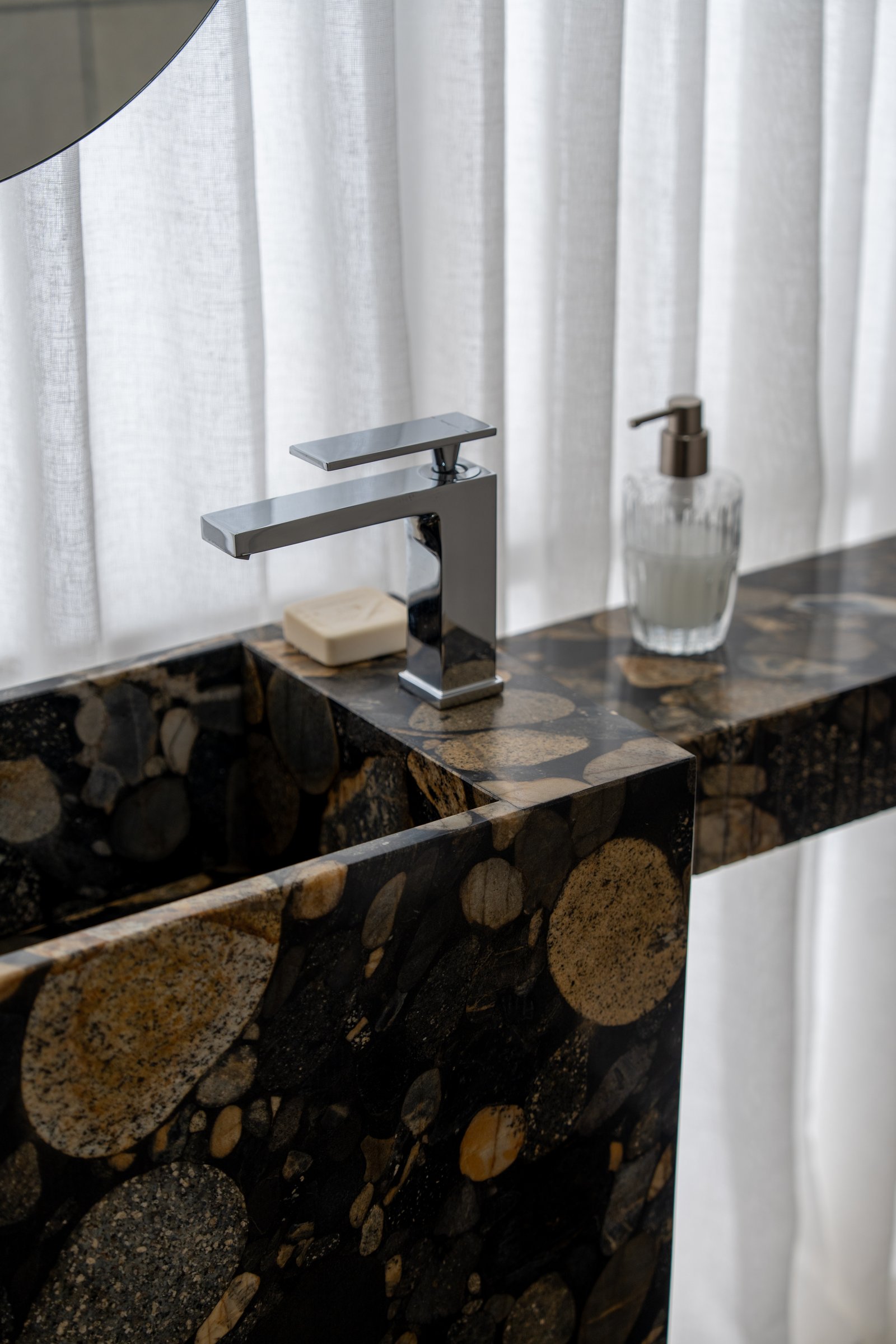 baño con bacha de piedra incrustada y grifería moderna — proyecto Sucre, por KUPERDESIGN CONSTRUCCIONES SRL, en Mcal. Antonio José de Sucre 755
