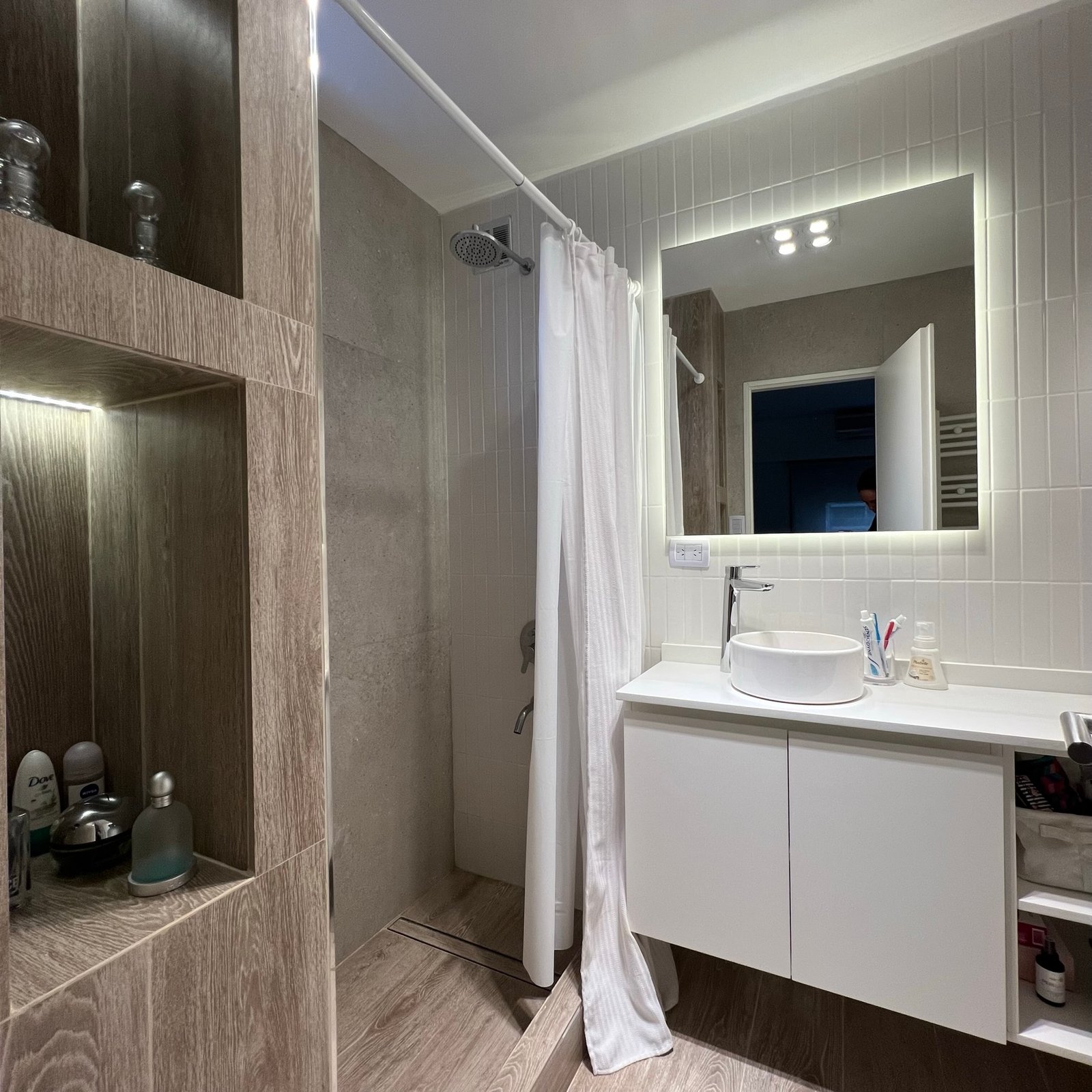 Baño moderno con nichos de madera y vanitory integrado — proyecto Vera I, por MDBK Arquitectura, en Villa Crespo