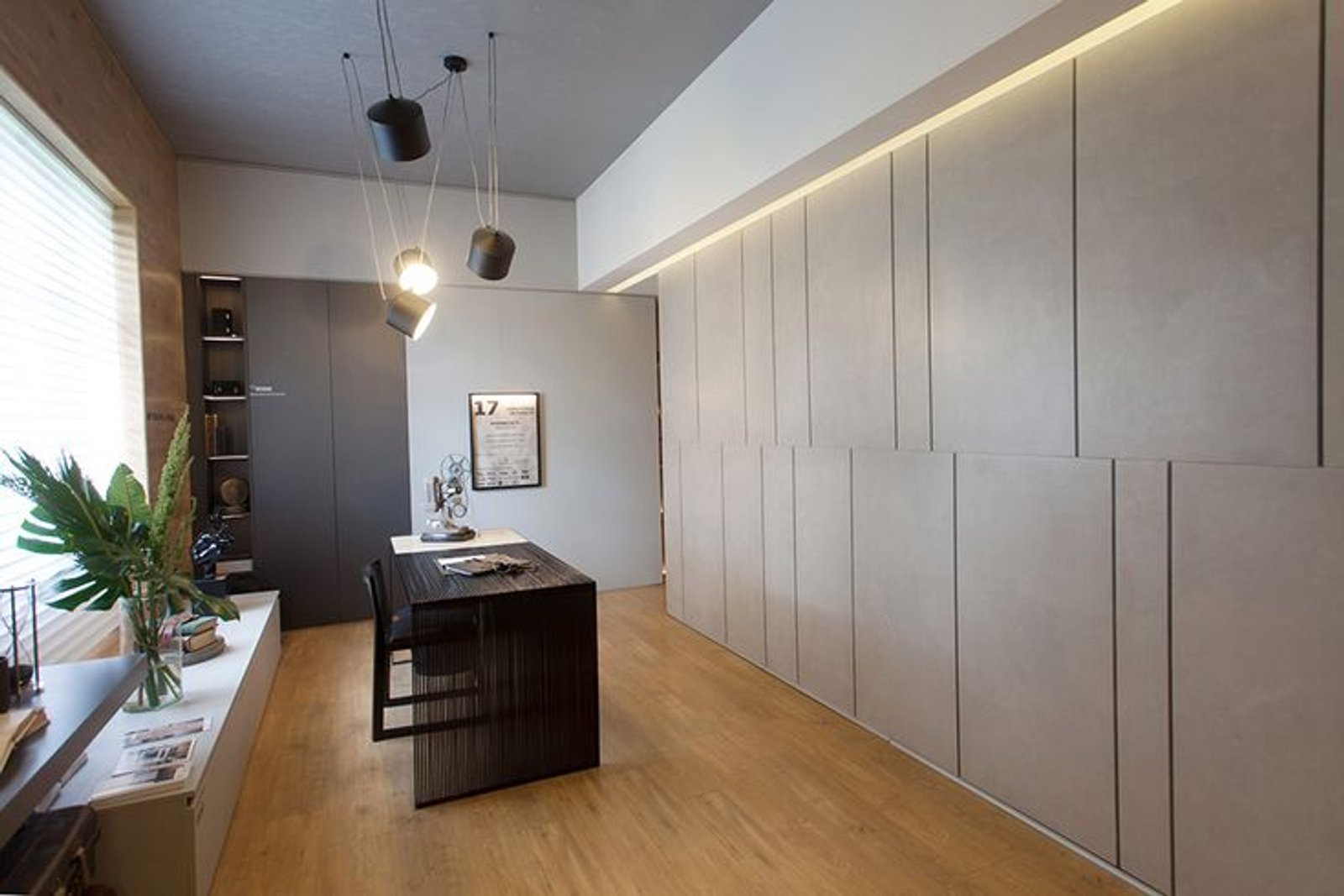 Oficina moderna con paneles de madera y escritorio minimalista — proyecto Casa Foa Circulo Olivos 2019, por Vite Porcellanato, en La Lucila
