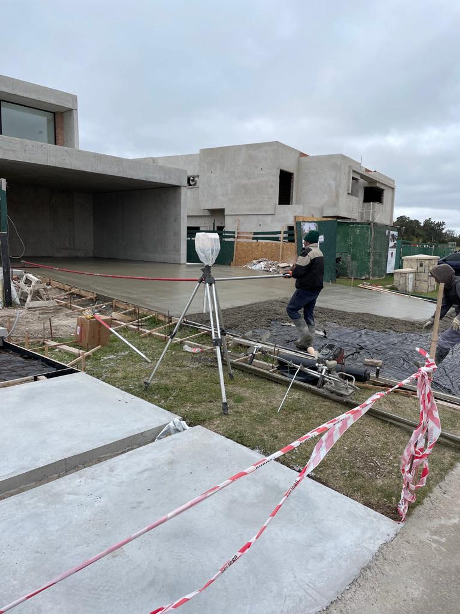 edifício moderno em construção com concreto aparente e área de garagem — projeto LA PROVIDENCIA LOTE 262, por IRALA CONSTRUCCIONES, em Carlos Spegazzini