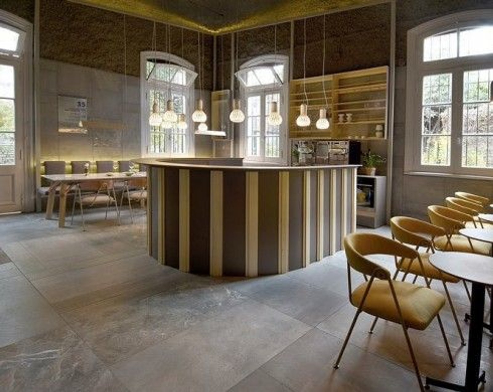 Cozinha moderna aberta com ilha curva de madeira e concreto — projeto Casa Foa Devoto 2018, por Vite Porcellanato, em Buenos Aires