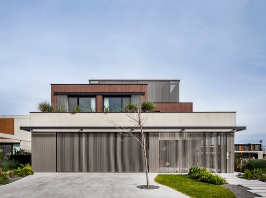 Casa contemporánea con frente de hormigón y ladrillo visto — proyecto Obra Wharehouse, por lifecycle, en B1648 Tigre