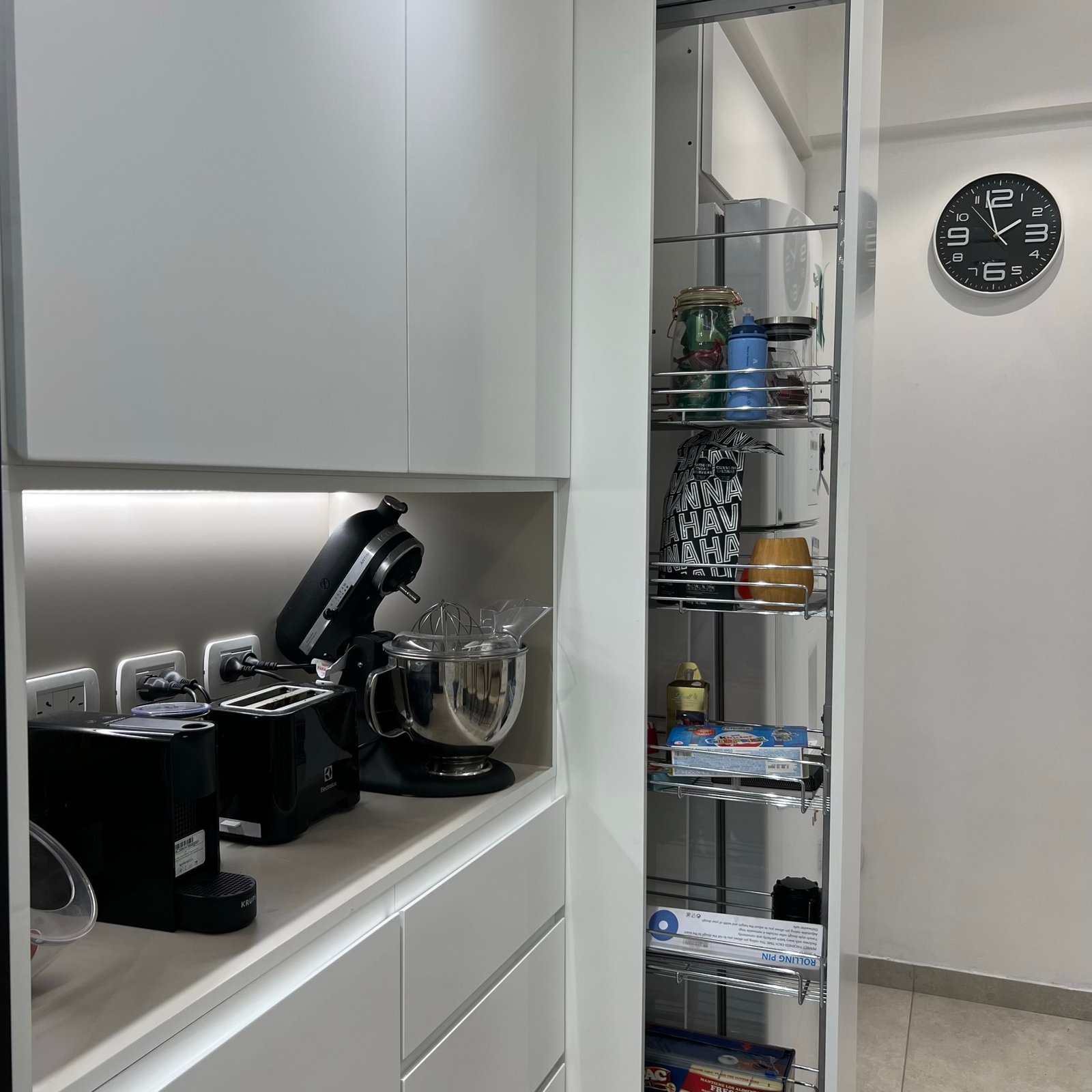 Cocina moderna minimalista con despensa alta y electrodomésticos integrados — proyecto Victor Martinez, por MDBK Arquitectura, en Villa Crespo
