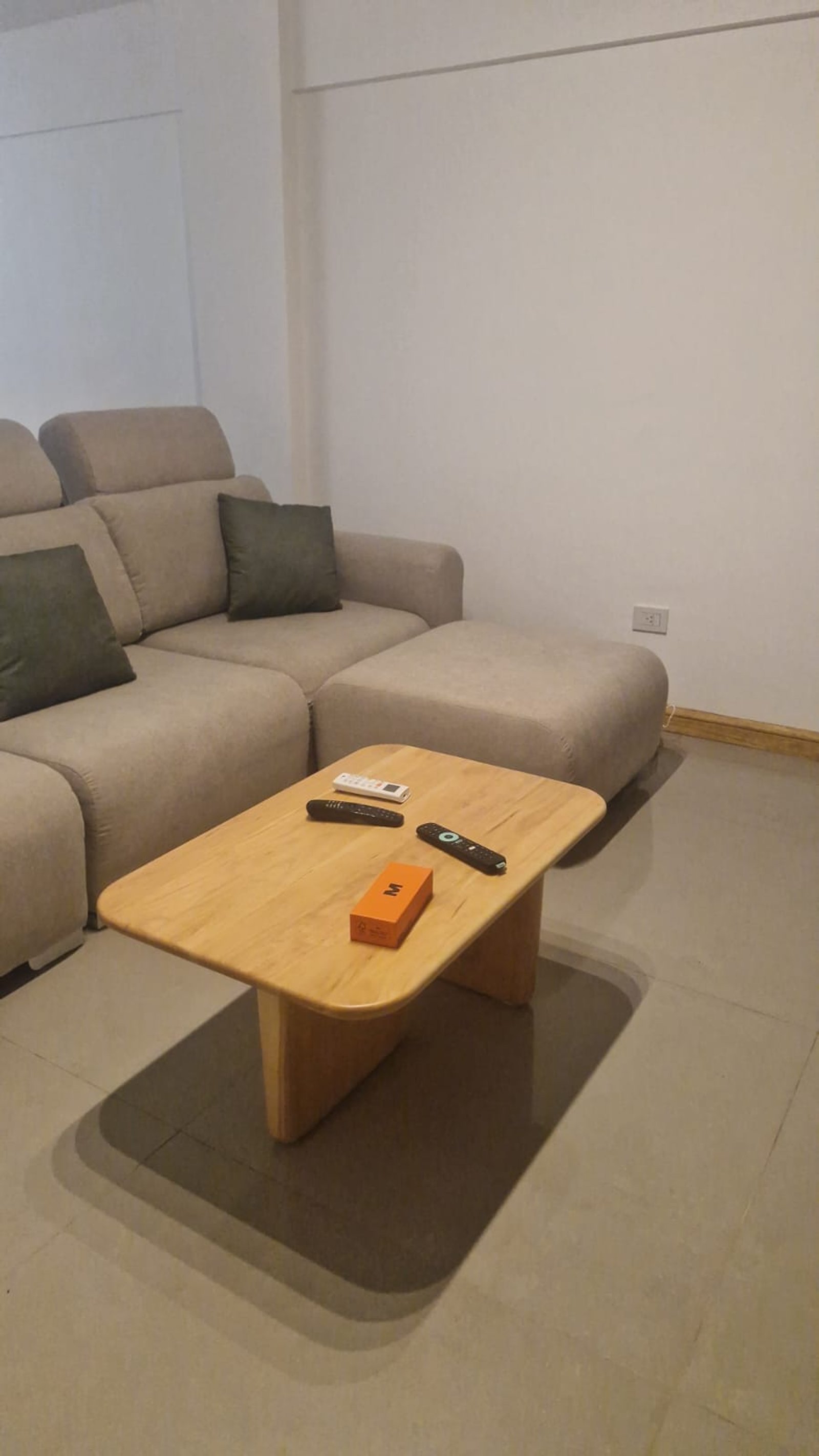 Living moderno con sofá seccional y mesa de madera clara — proyecto Proyecto Andonaegui - Diseño y ejecución integral living, por MJS INTERIOR DESIGNER, en Andonaegui