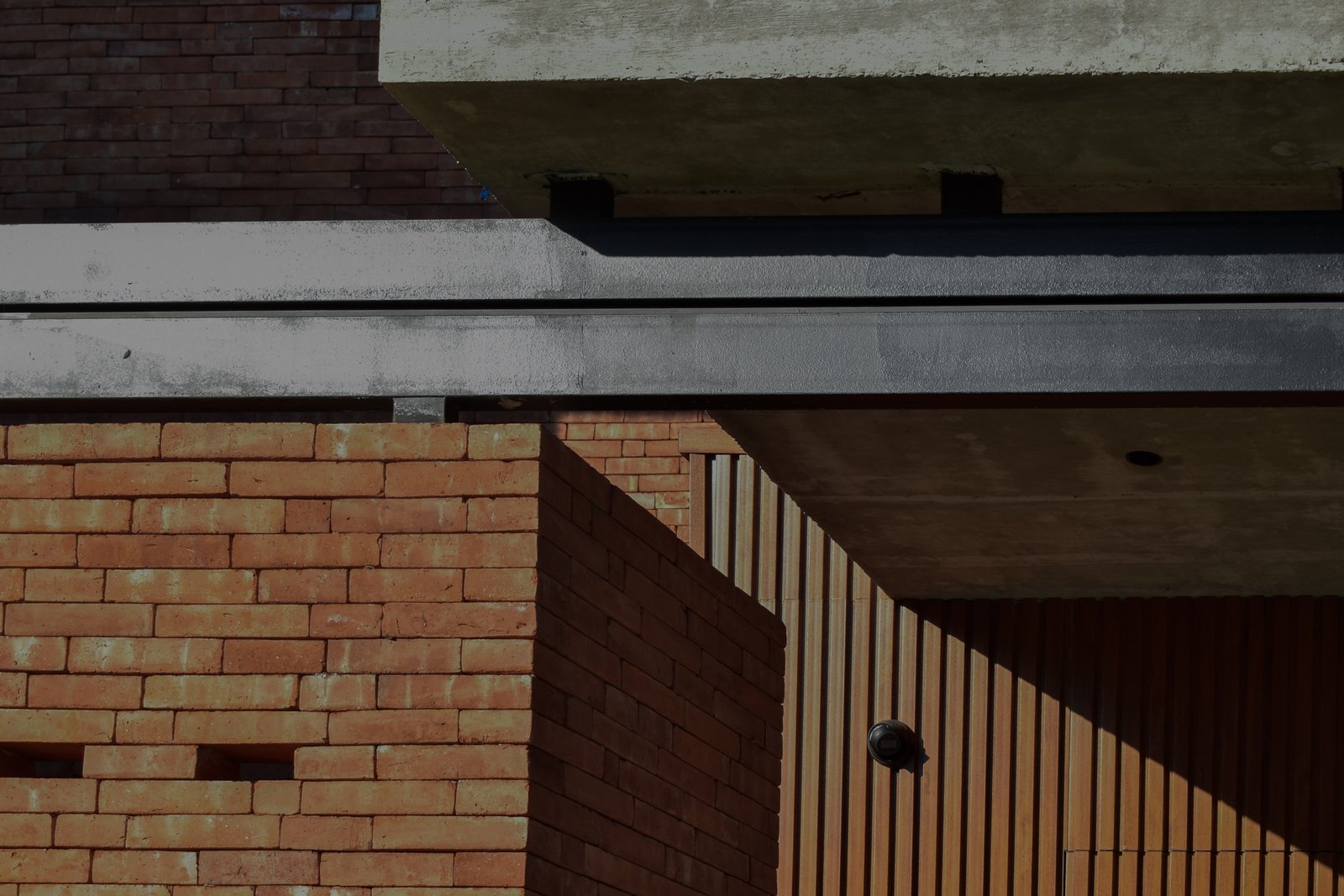 fachada de ladrillos y madera con detalles modernos — proyecto CASA HC, por Daniel Daniele - Oficina de Arquitectura, en Canning
