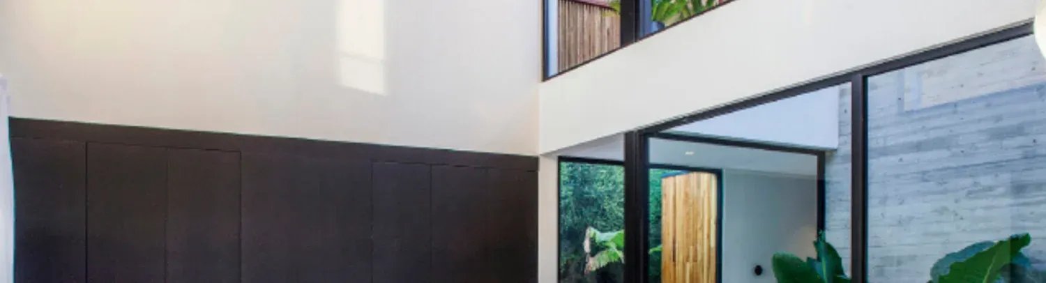Interiores soñados con fachadas de aluminio en doble altura