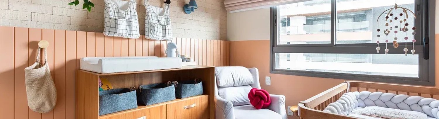 Quarto de bebê tem arte na parede, tijolinho e soluções simples